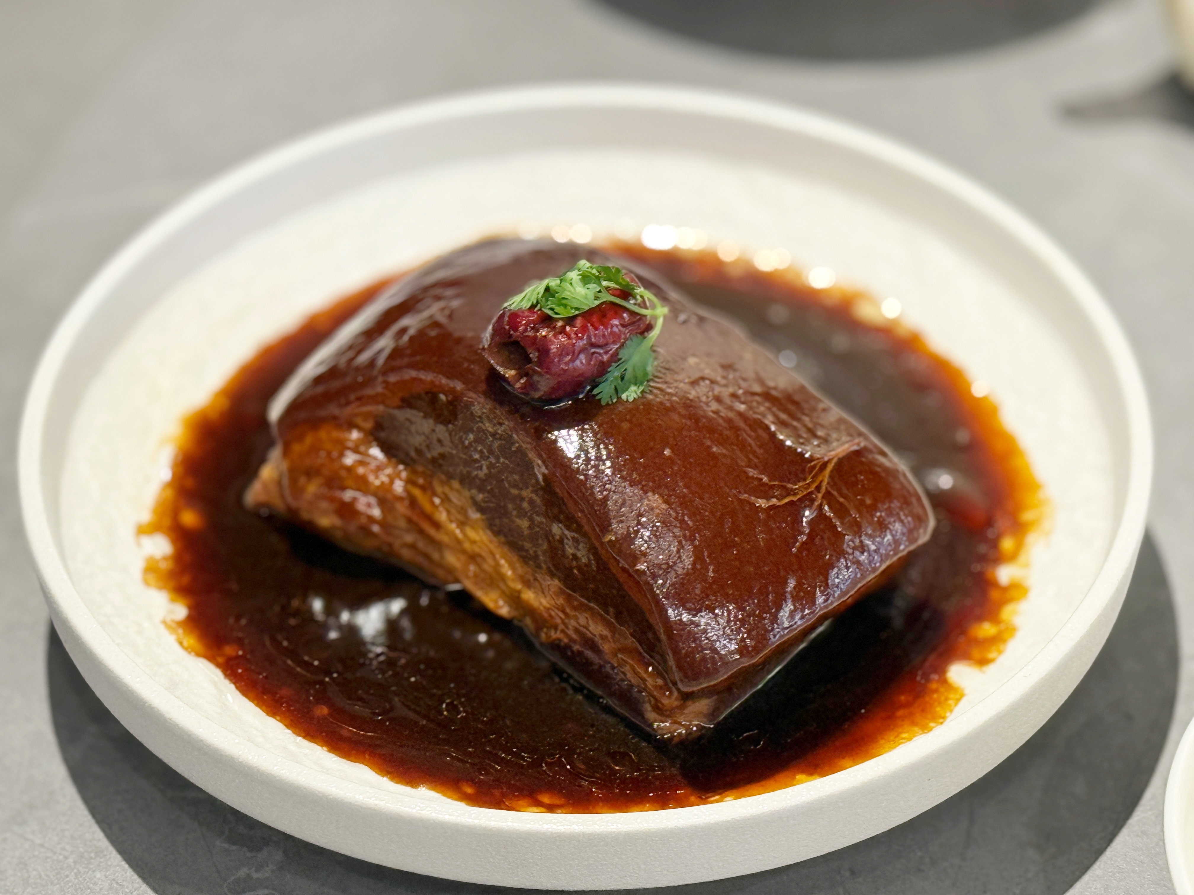 主打南部封肉口味的「蜜棗煨肉」，選用黑毛豬五花肉慢火燉煮，呈現甜鹹交融的古早滋味。（680元／份）
