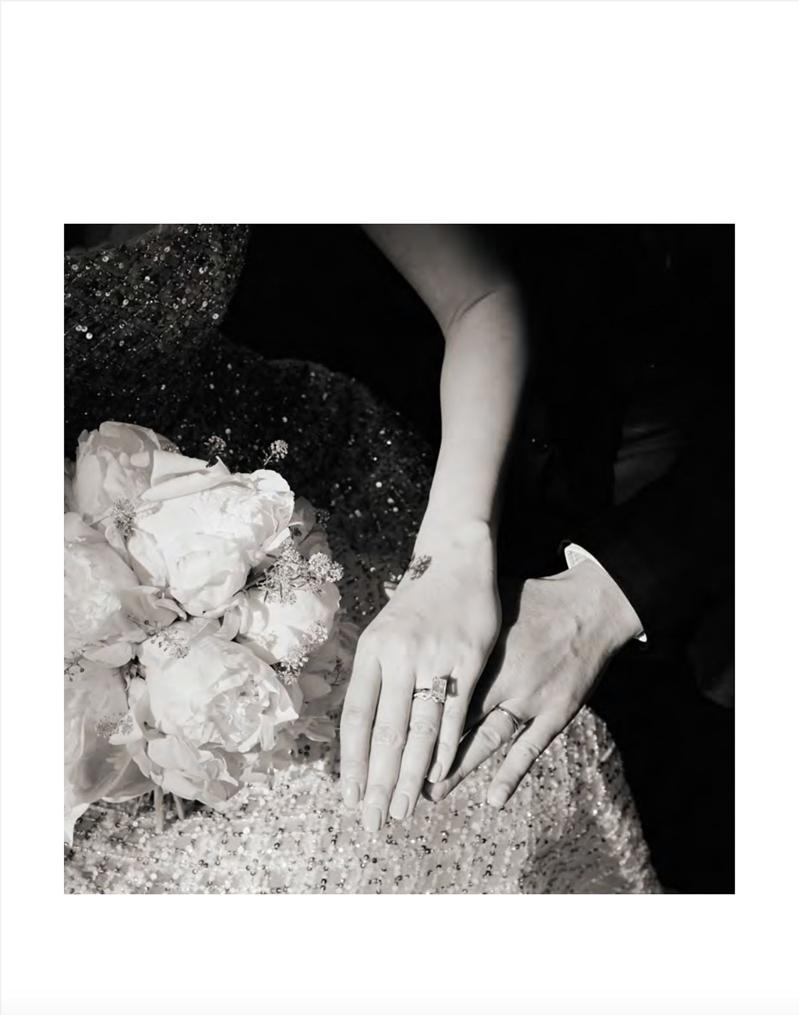 林又立與S先生甜蜜晒婚戒，她手上超過3克拉祖母綠式切割鑽戒美到不行。（翻攝林又立臉書）