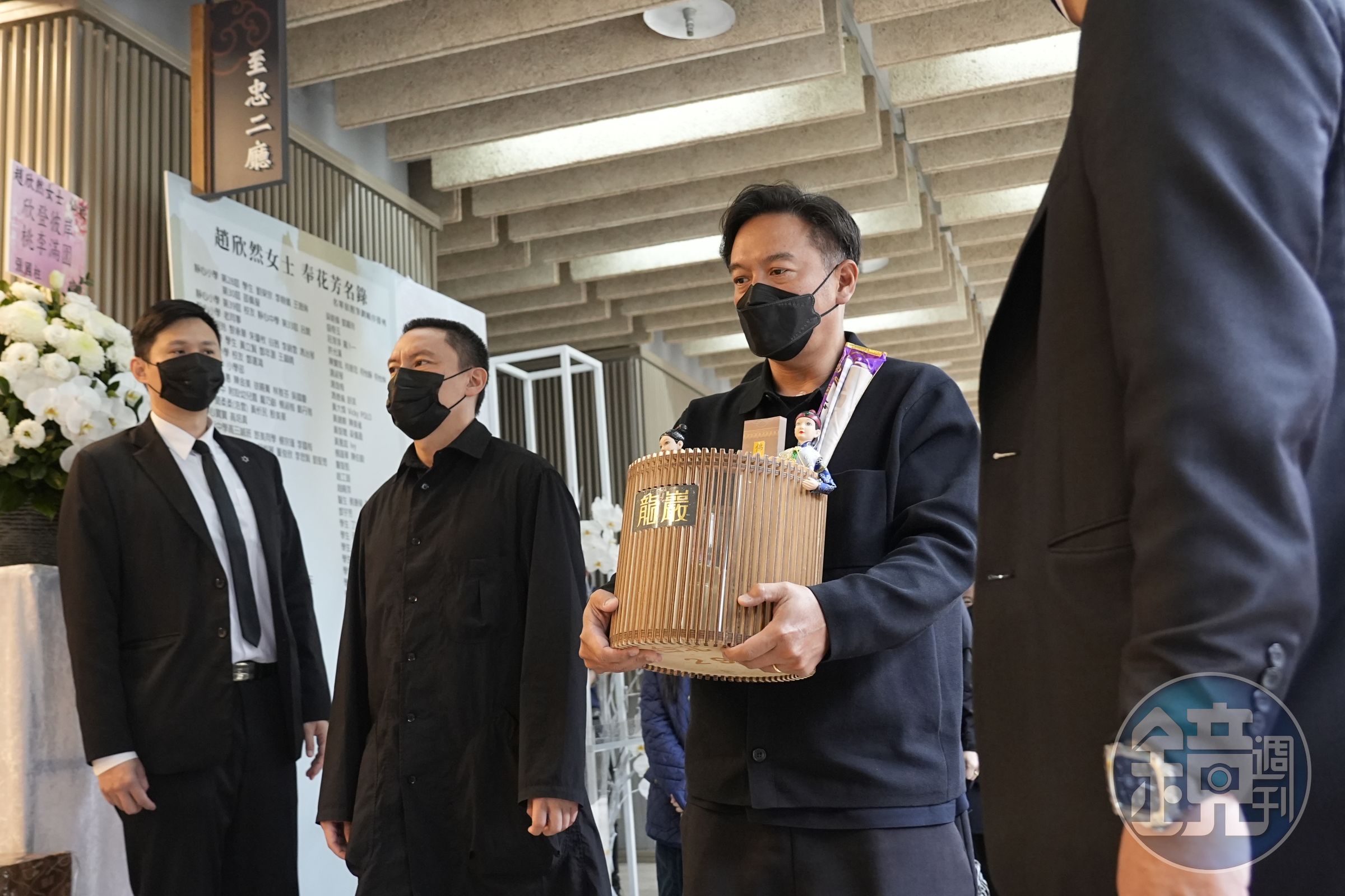 張震母親不幸病逝,家祭前大兒子張翰捧著靈位進到靈堂。