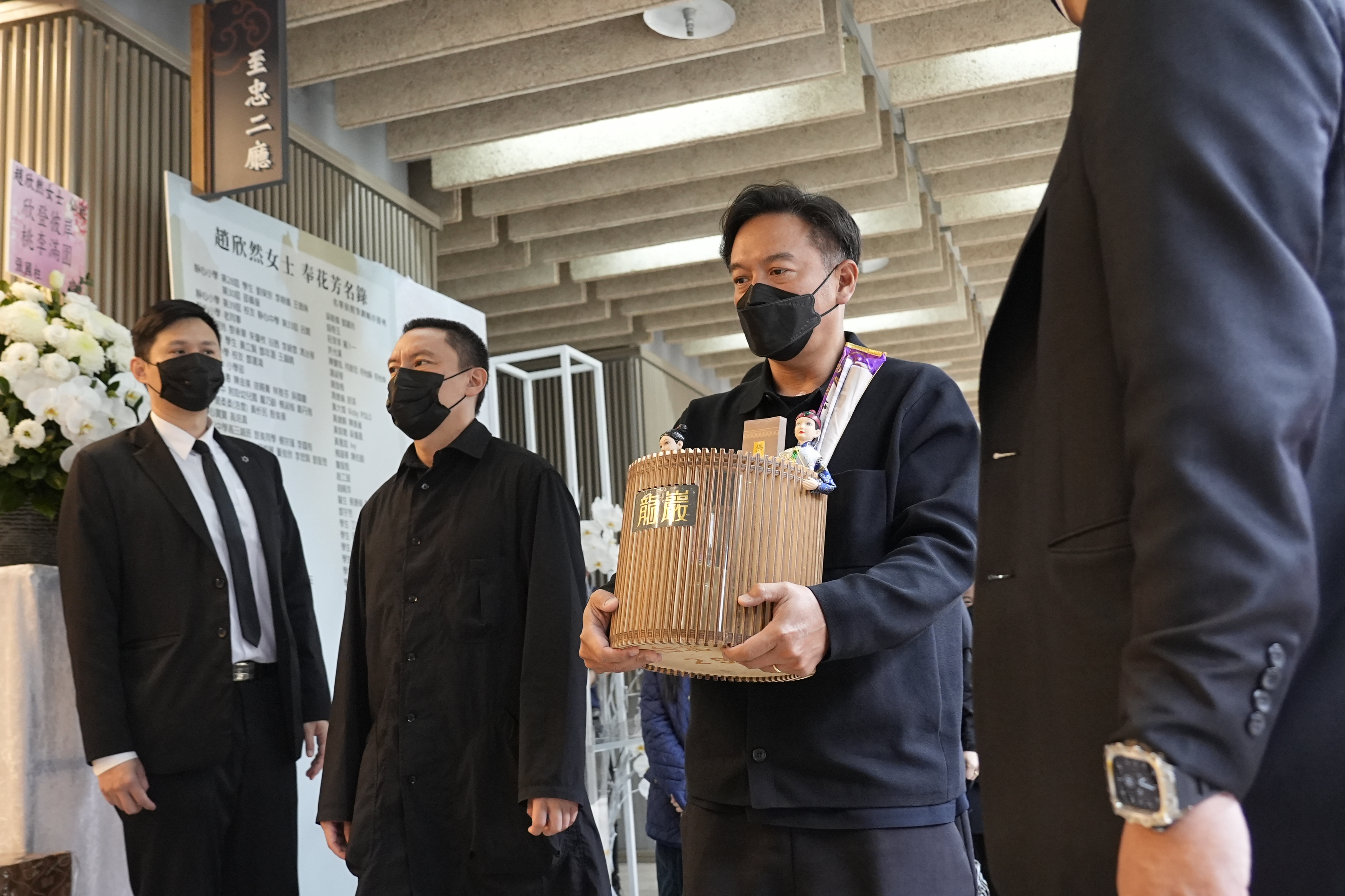 張震母親不幸病逝，家祭前大兒子張翰捧著靈位進到靈堂。