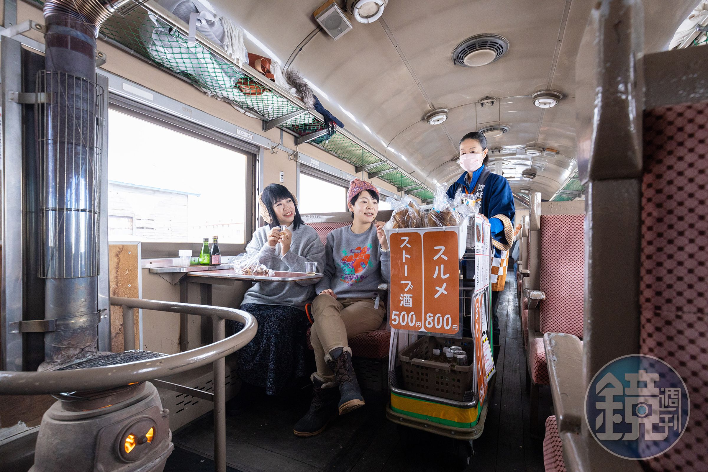 搭乘津輕鐵道暖爐列車的內行人都知道，列車上最靠近炭爐的座位，永遠都是最熱門的區域，可以好整以暇等待小餐車推近，購買想要的零嘴。