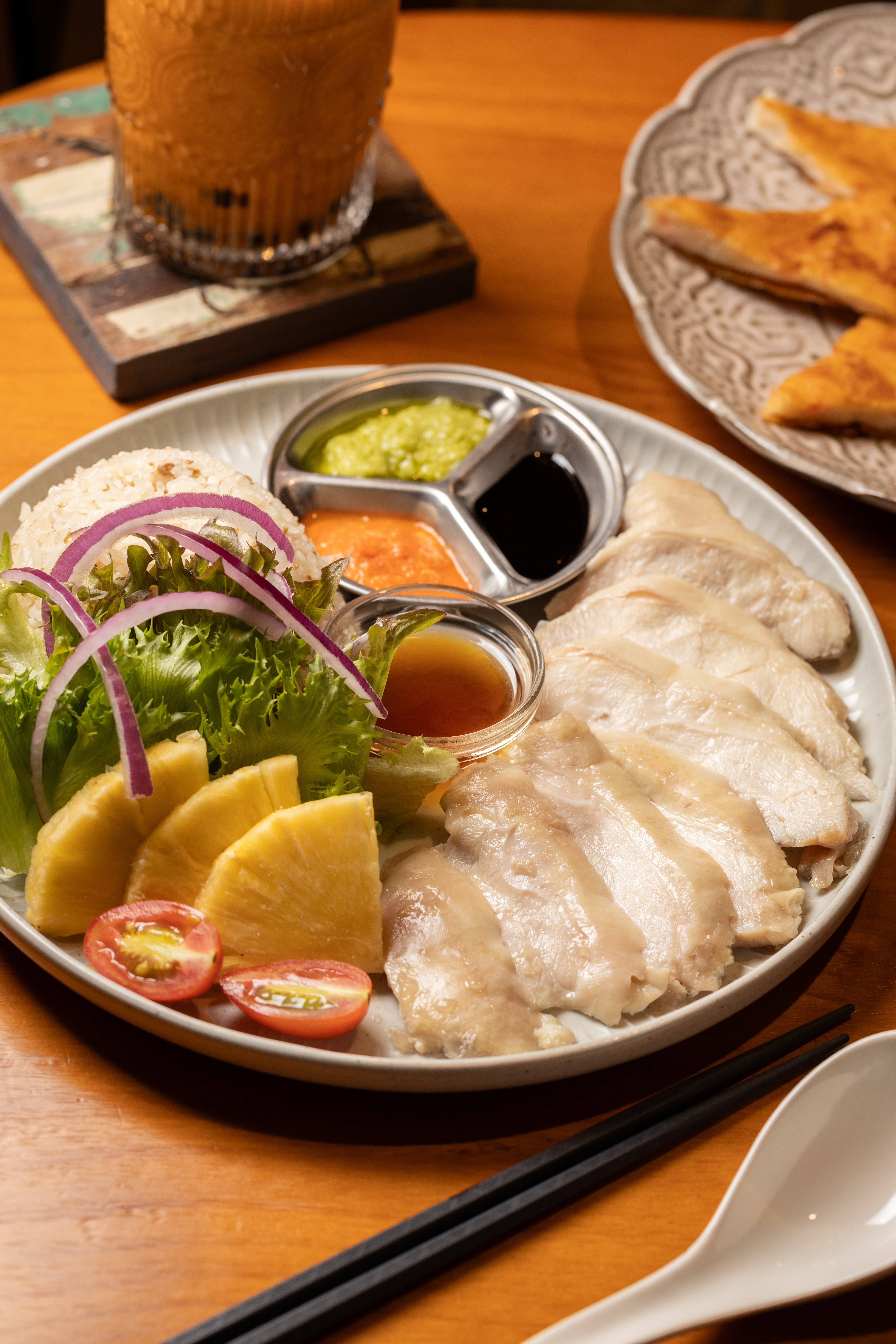 「新加坡海南雞飯」雞肉鮮甜軟嫩，米飯加入香蘭葉雞高湯蒸煮。（310元／份）