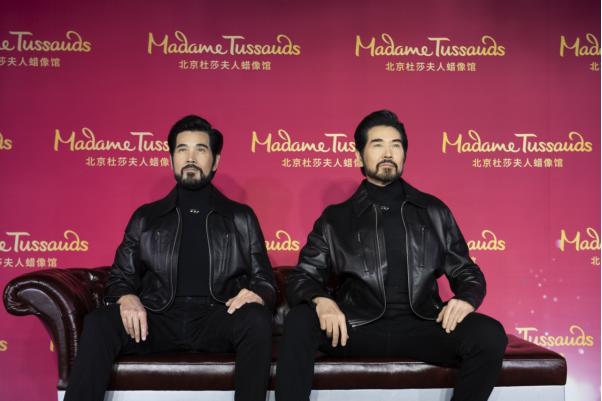 費翔和蠟像合影真假難辨。（翻攝自微博）