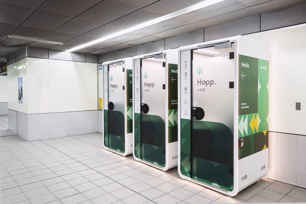 捷運西門站內設有「Happ.小樹屋」電話亭。(示意圖,翻攝自Happ.小樹屋官網)