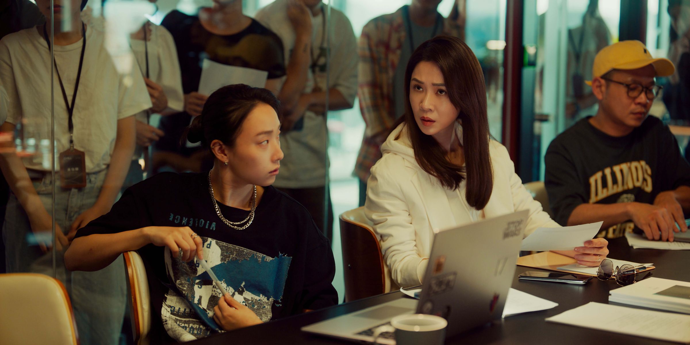 謝盈萱《影后》飾演從女演員退居幕後的王牌製作人兼經紀人薛亞之。(Netflix提供)