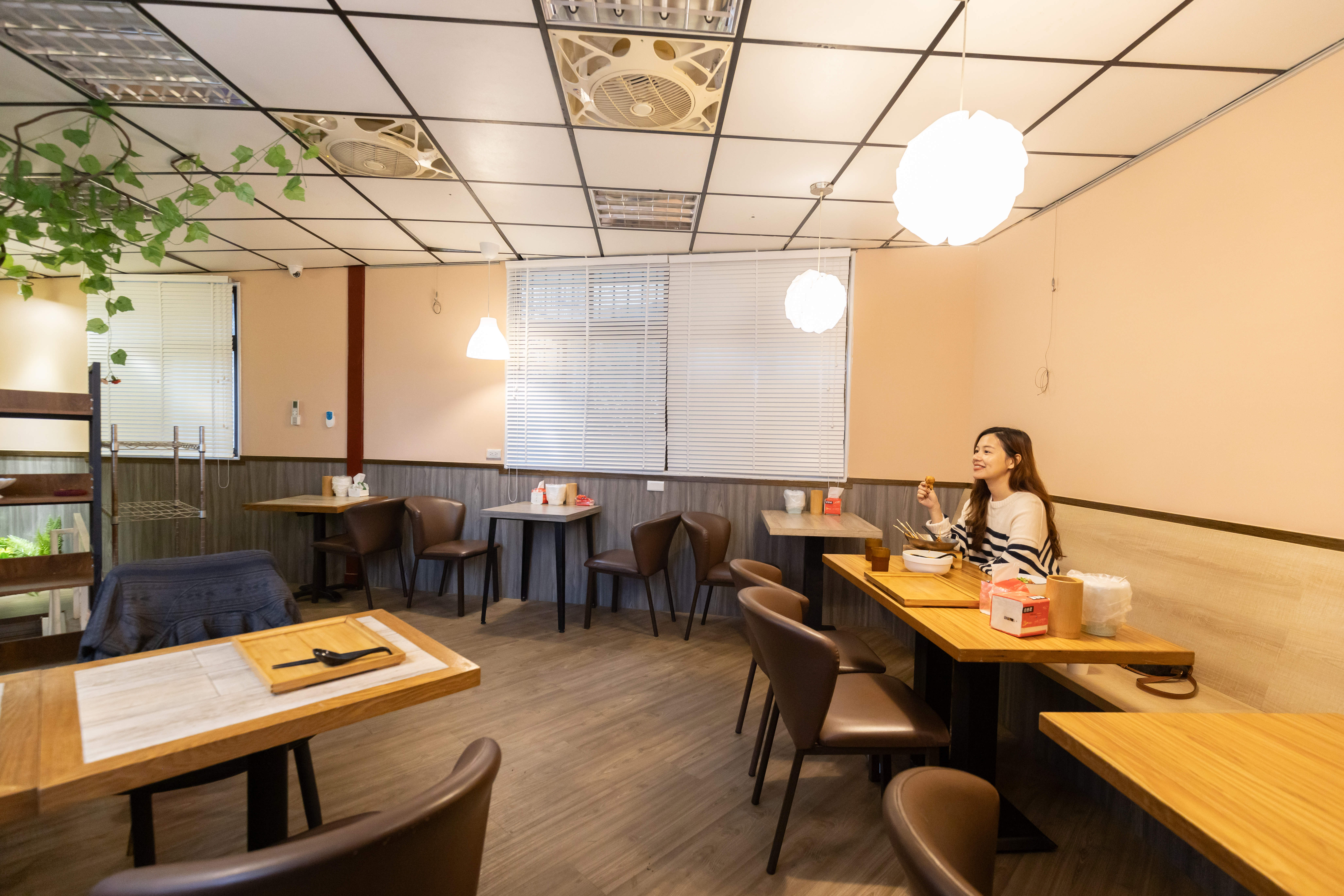 二樓附設用餐區，串串提供外帶也能現場享用。