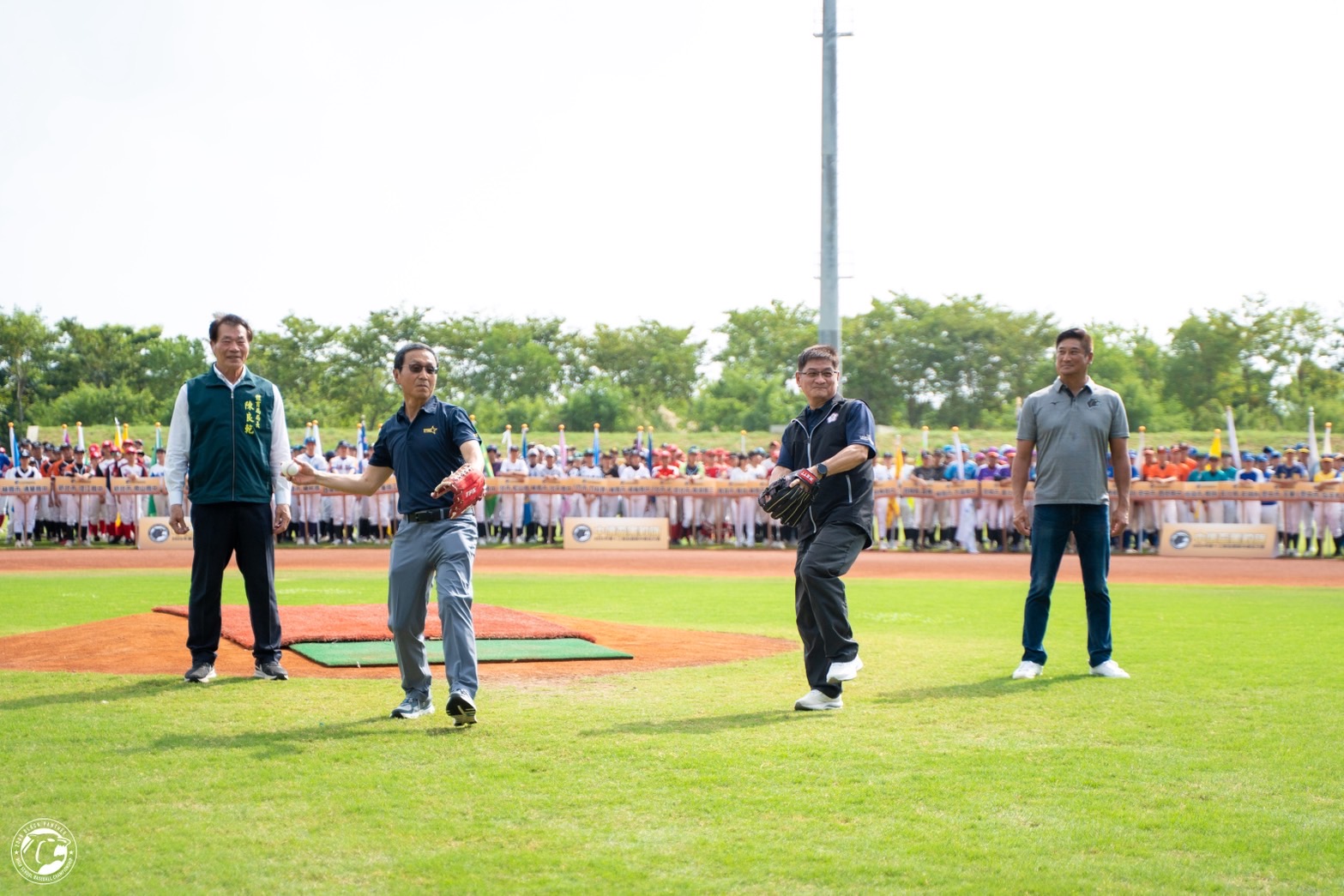身為理事長的辜仲諒（右1）說明，今年12月中華棒協預計舉辦「臺日高中棒球對抗賽」，讓臺灣甲子園跟日本甲子園同場較勁。（中華棒協提供）