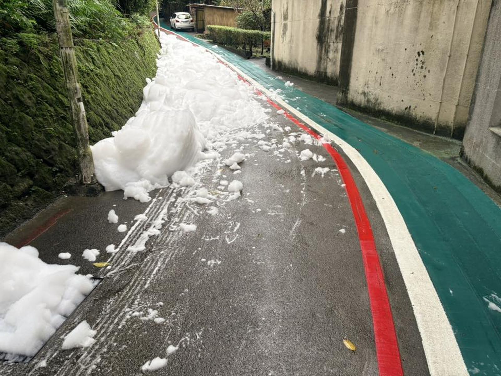 陳宜提醒用路人提高警覺，避免接觸不明物質。（圖／翻攝自陳宜臉書）