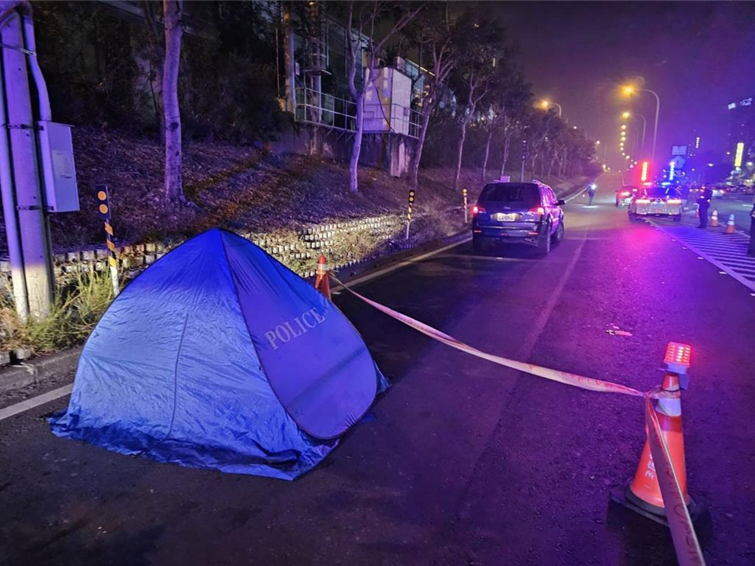 一名高姓男子昨深夜突然倒臥在高雄苓雅中正路交流道匣道口便道，遭3車輾過當場死亡，3名駕駛全被依過失致死罪嫌送辦。（翻攝畫面）
