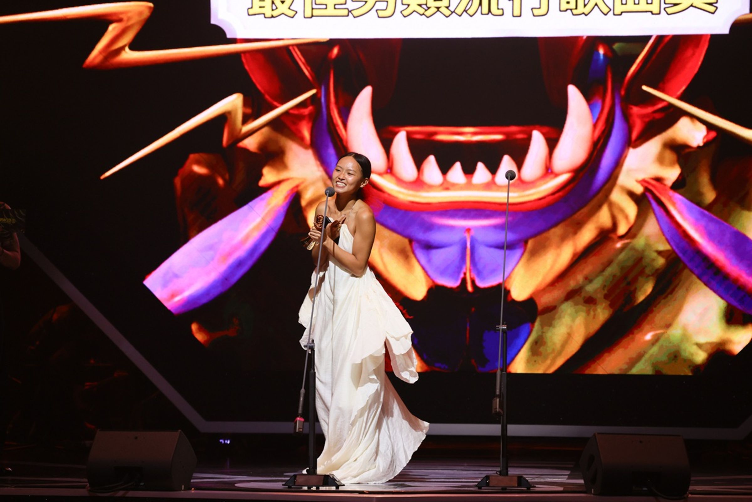 LÜCY獲得最佳另類流行音樂歌曲獎,領獎卻跚跚來遲,她道歉並解釋去上廁所不慎扯壞衣服,胸部整個掉出來,只好趕緊修補衣服再上台。(文化部影視及流行音樂產業局、必應創造B'in Live 提供)
