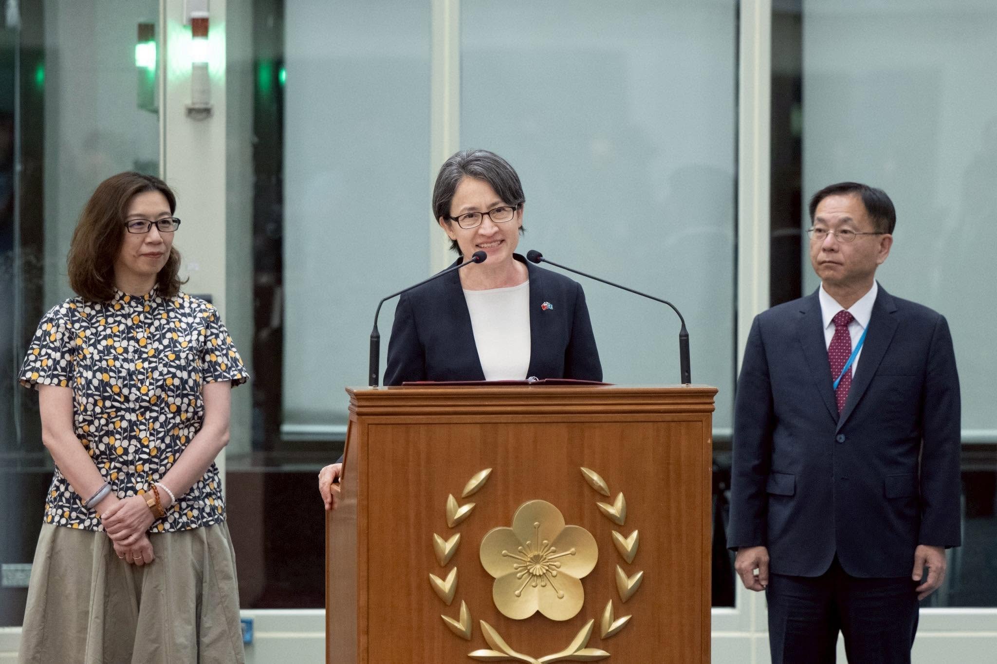 蕭美琴今圓滿完成邦交國帛琉訪問後返國,向國人宣布這趟的外交成果。(翻攝自蕭美琴臉書)
