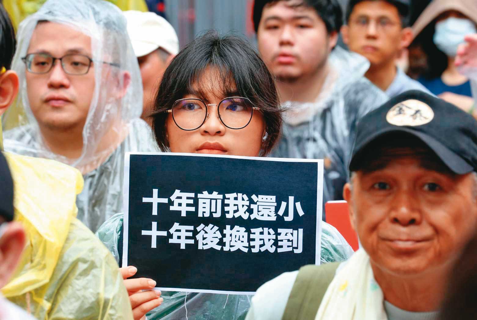 10年前沒有參加過318學運的年輕學生，也在這次抗爭站上街頭，自製標語表達心聲。