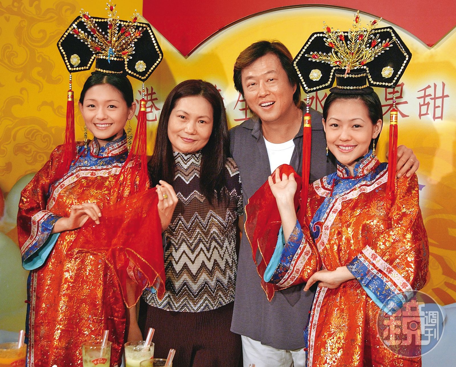 大S（左一）出道以來，賺來的錢都是由S媽（左二）全權控管，只有小S（右一）在結婚後才由許雅鈞打理。右二為王偉忠