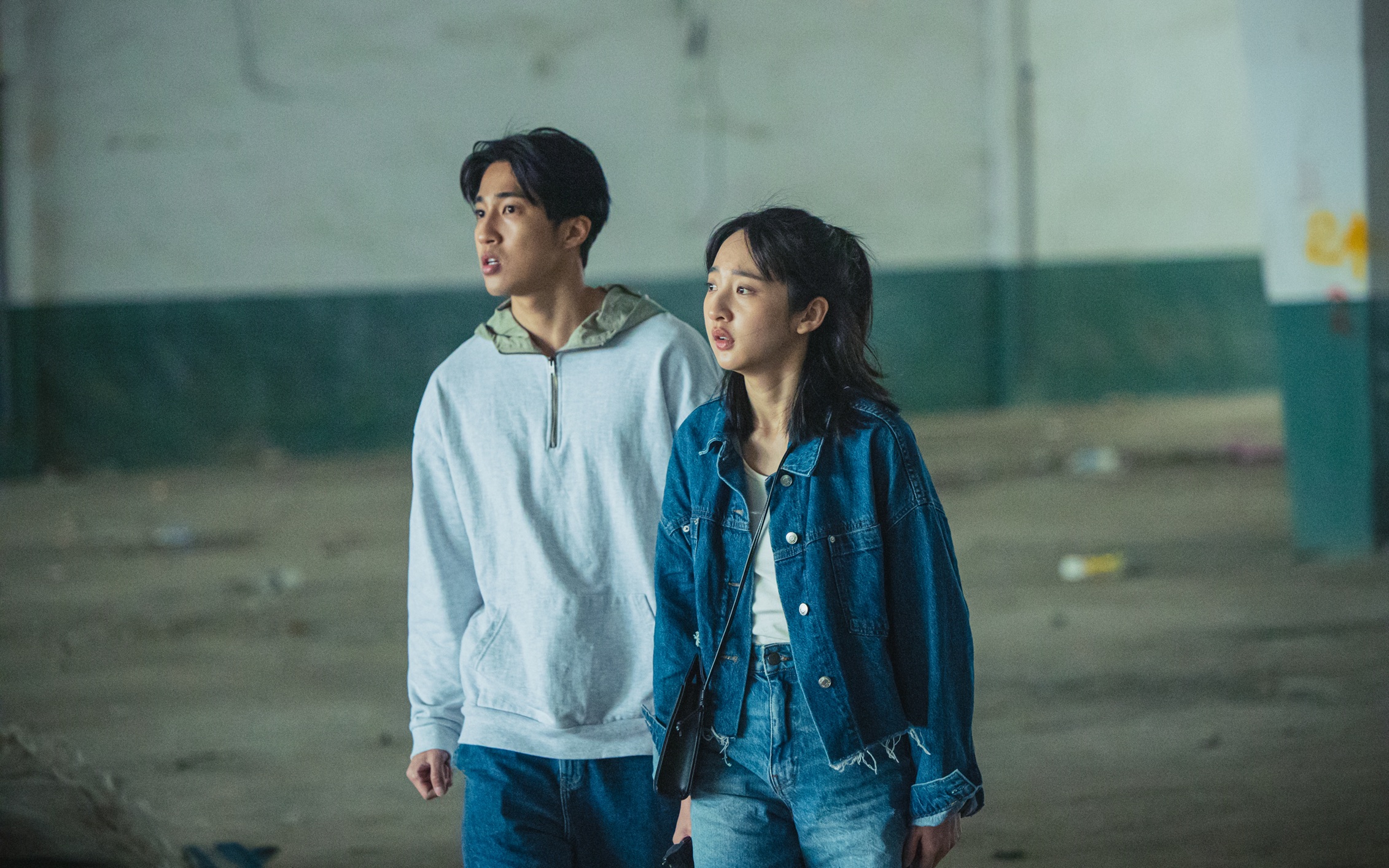 李沐（右）、婁峻碩（左）在片中扮演高中情侶。（華映娛樂提供）