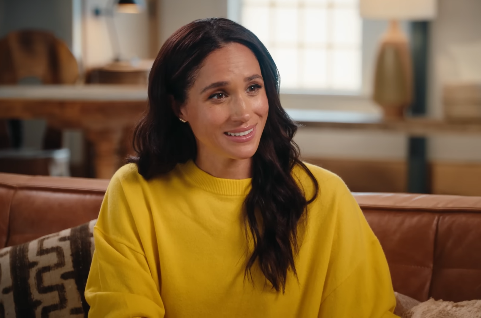 梅根登上YouTube節目《The Circle with Emily Chang》，批評英國王室，同時分享現在的生活。（翻攝 Bloomberg Originals YouTube頻道）