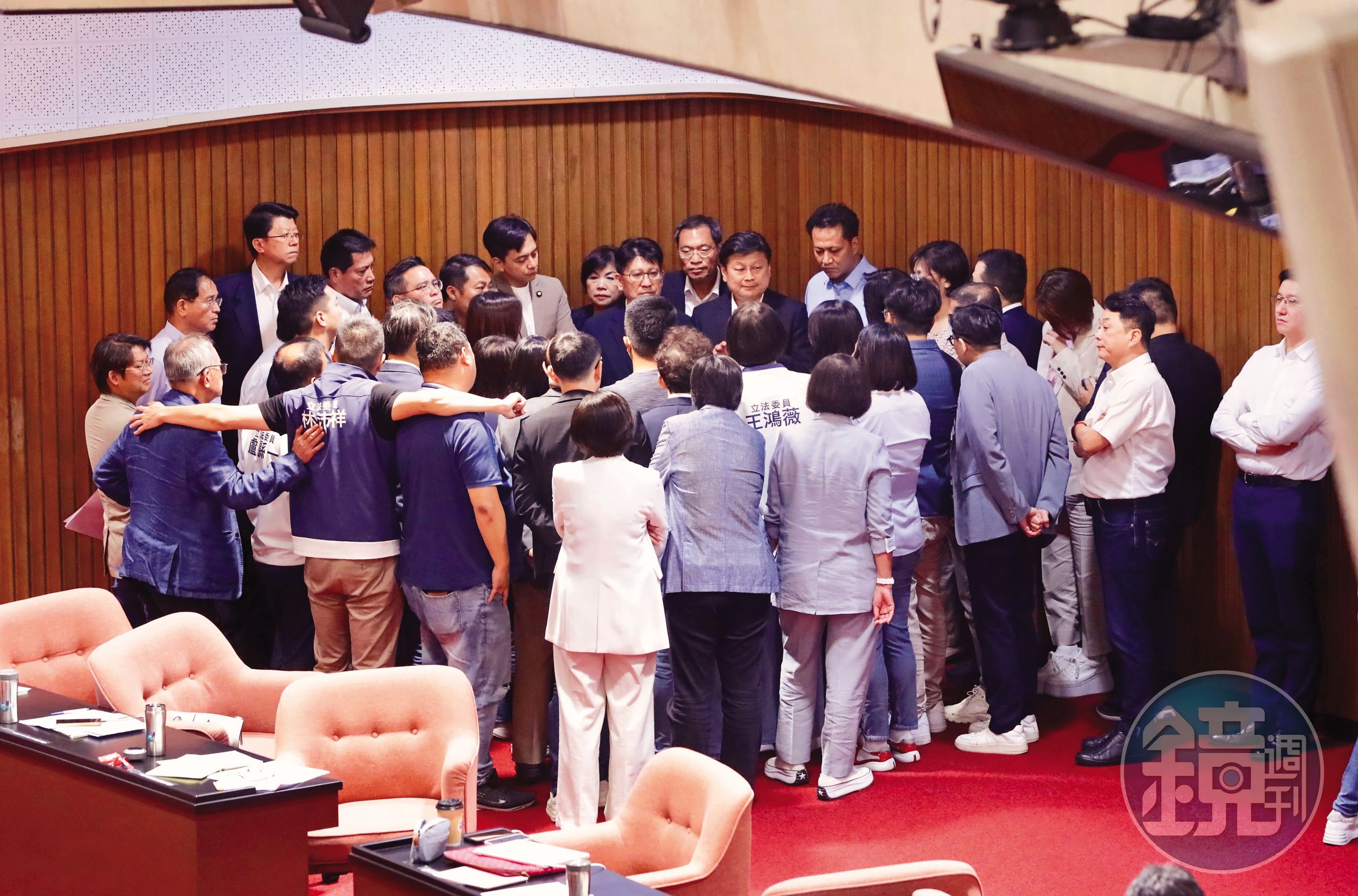 國民黨團浮現路線之爭,黨內鷹派與論述派各有主張。