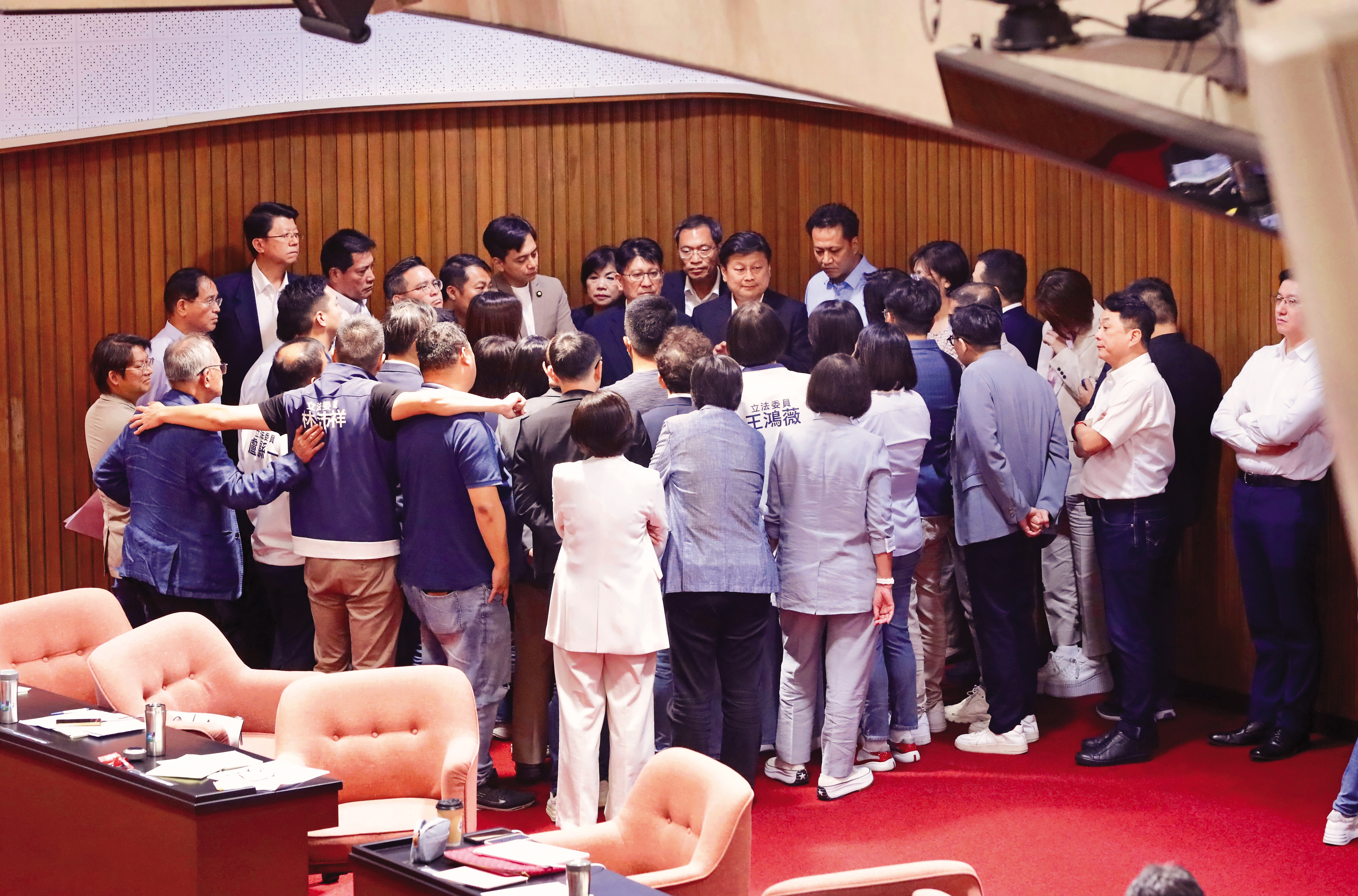 國民黨團浮現路線之爭,黨內鷹派與論述派各有主張。