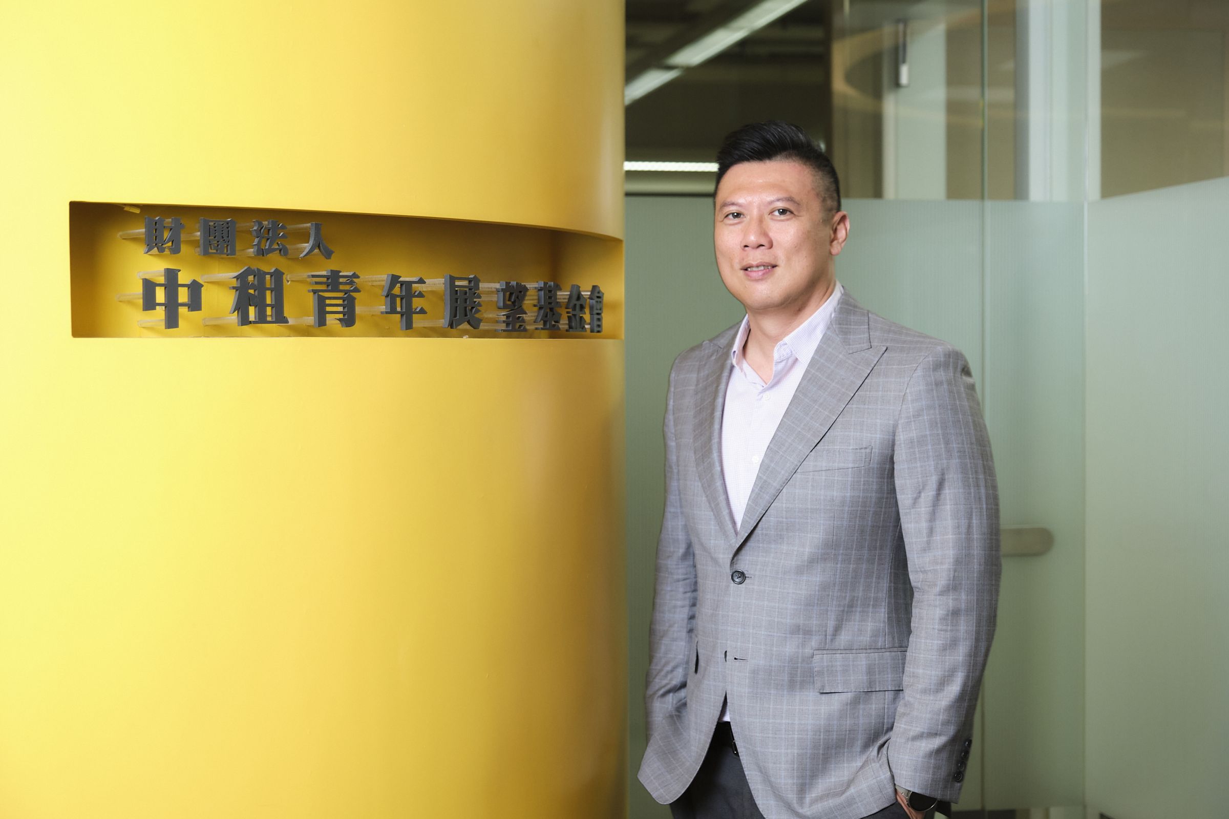 中租基金會祕書長李昆穎為中租羽球隊導入個案管理的觀念。