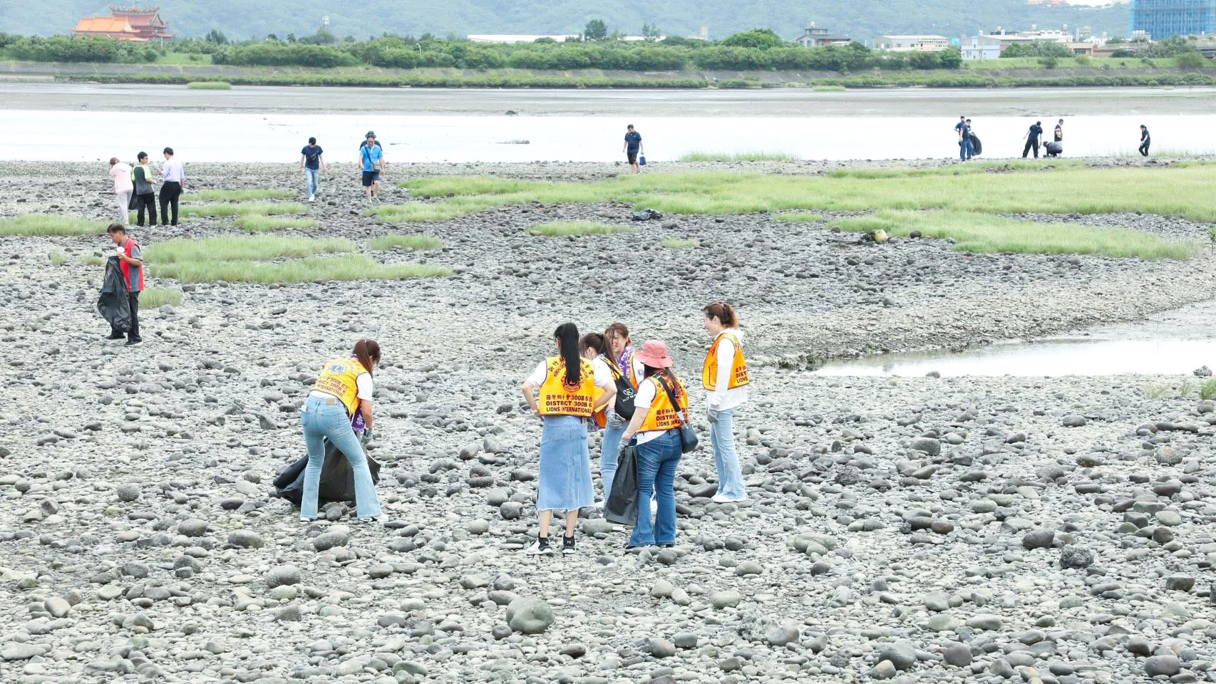 「環保淨灘公益活動」超過1千人踴躍參與，清出超過百袋垃圾，是政府、民間與企業協力成果。(永慶房產集團提供)