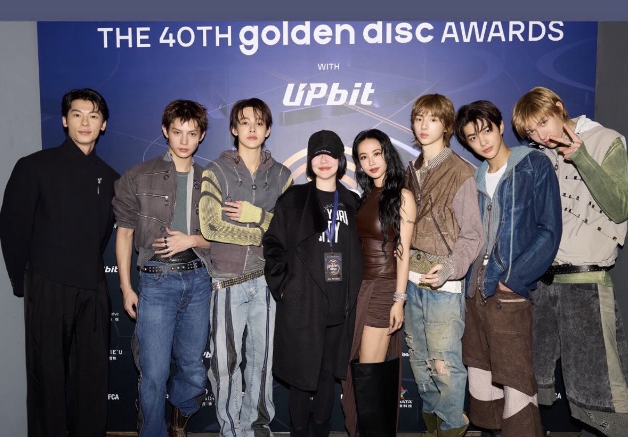 蔡依林分享與CORTIS、許光漢和小S一同拍的大合照，C位正是久未露面的小S。（翻攝自蔡依林IG）