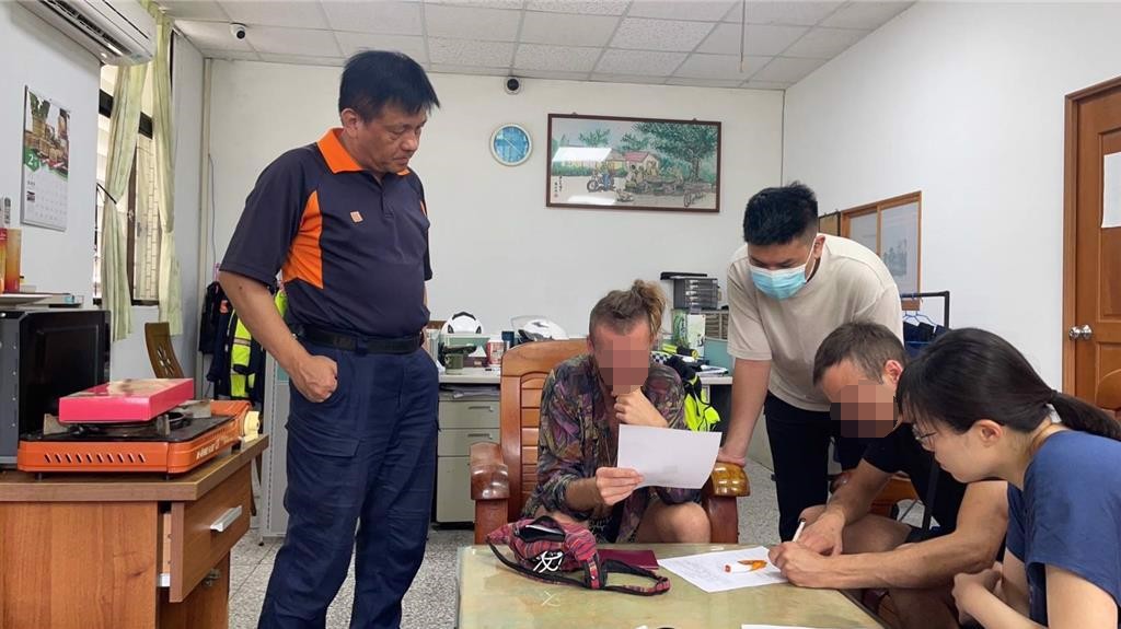 德國籍男子Ralf Klausnitzer的兒子9日抵達花蓮，於警局採集口腔黏膜，進行DNA建檔。（翻攝照片）