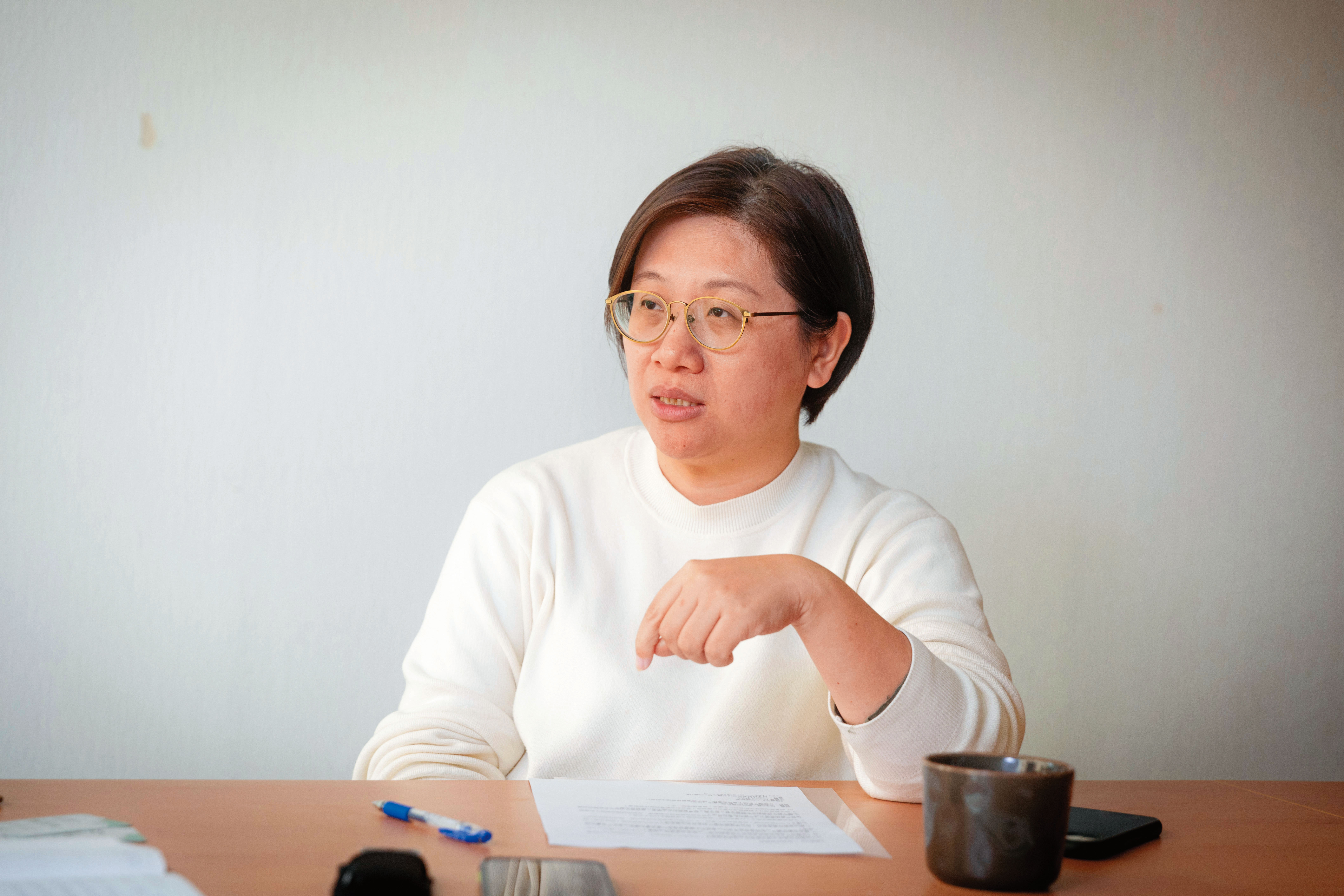 陪伴王瀞韓與多名東方團員出席記者會的立委陳培瑜(圖)指出,從許多倖存者的證言推算實際遇害年齡,該案已涉兒少性剝削。