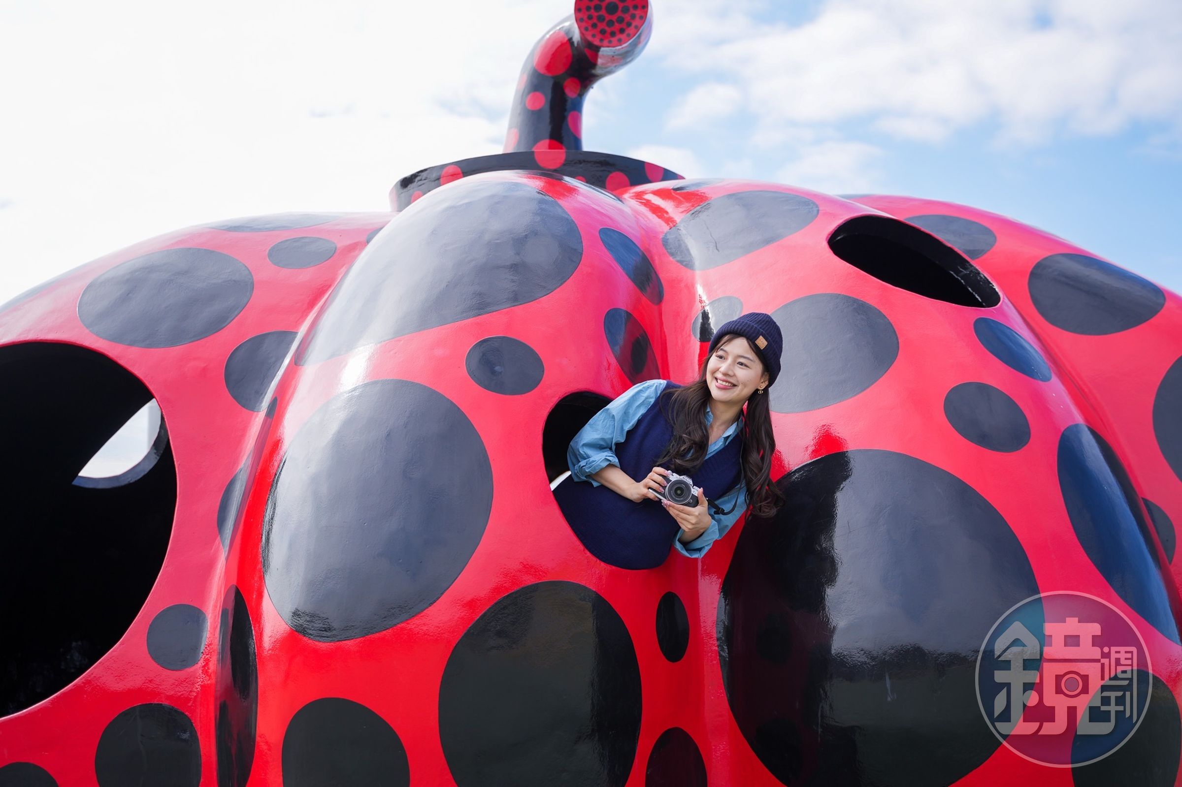 除了和南瓜外觀合影，遊客也能走進南瓜內部探索。（Credit：“Red Pumpkin”Yayoi Kusama,2006 Naoshima Miyanoura Port Square ©YAYOI KUSAMA ）*請勿擅自轉載