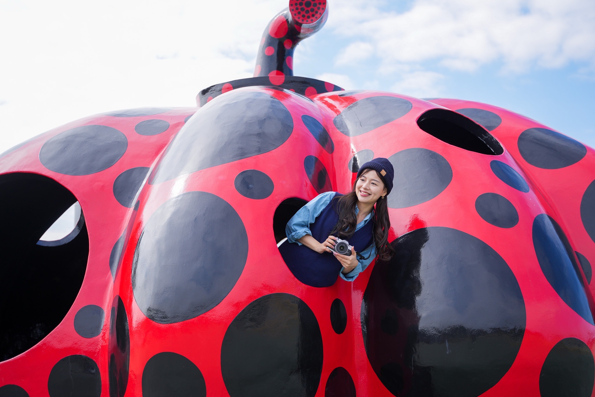 除了和南瓜外觀合影,遊客也能走進南瓜內部探索。(Credit:“Red Pumpkin”Yayoi Kusama,2006 Naoshima Miyanoura Port Square ©YAYOI KUSAMA )*請勿擅自轉載