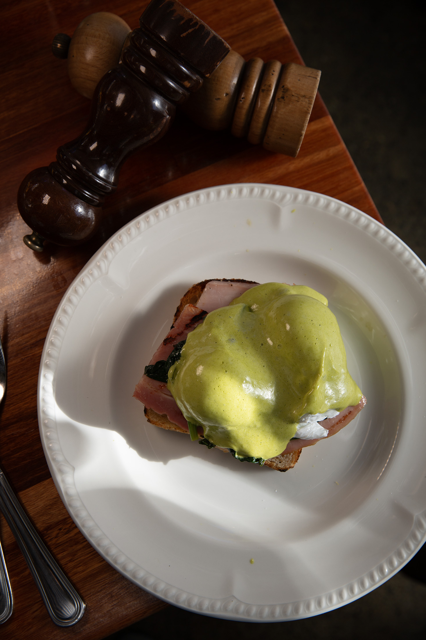 招牌「Green Eggs ’n’ Ham」可搭配水波蛋、火腿、炒菠菜與厚片酸種麵包,搭配巴西里荷蘭醬(Parsley Hollandaise),為熟悉的早午餐增添清新草本香氣。(紐幣31元/份,約NT$585)