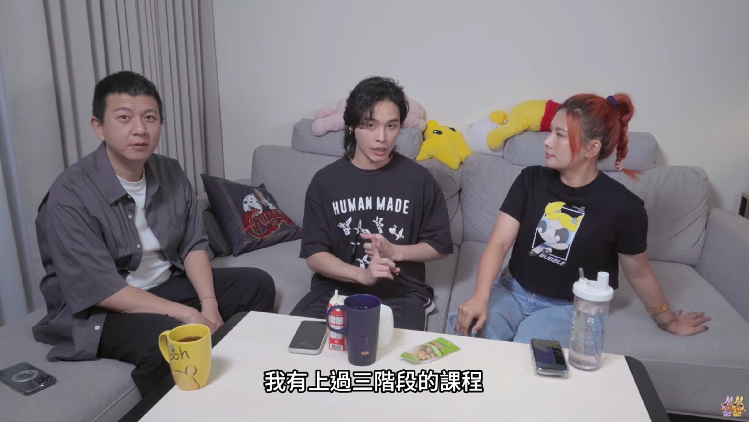 展瑞（中）、董仔（右）以及董仔老公海力（左）合體分享心靈課程相關事宜。（翻攝自展榮展瑞 K.R. Bros YouTube）