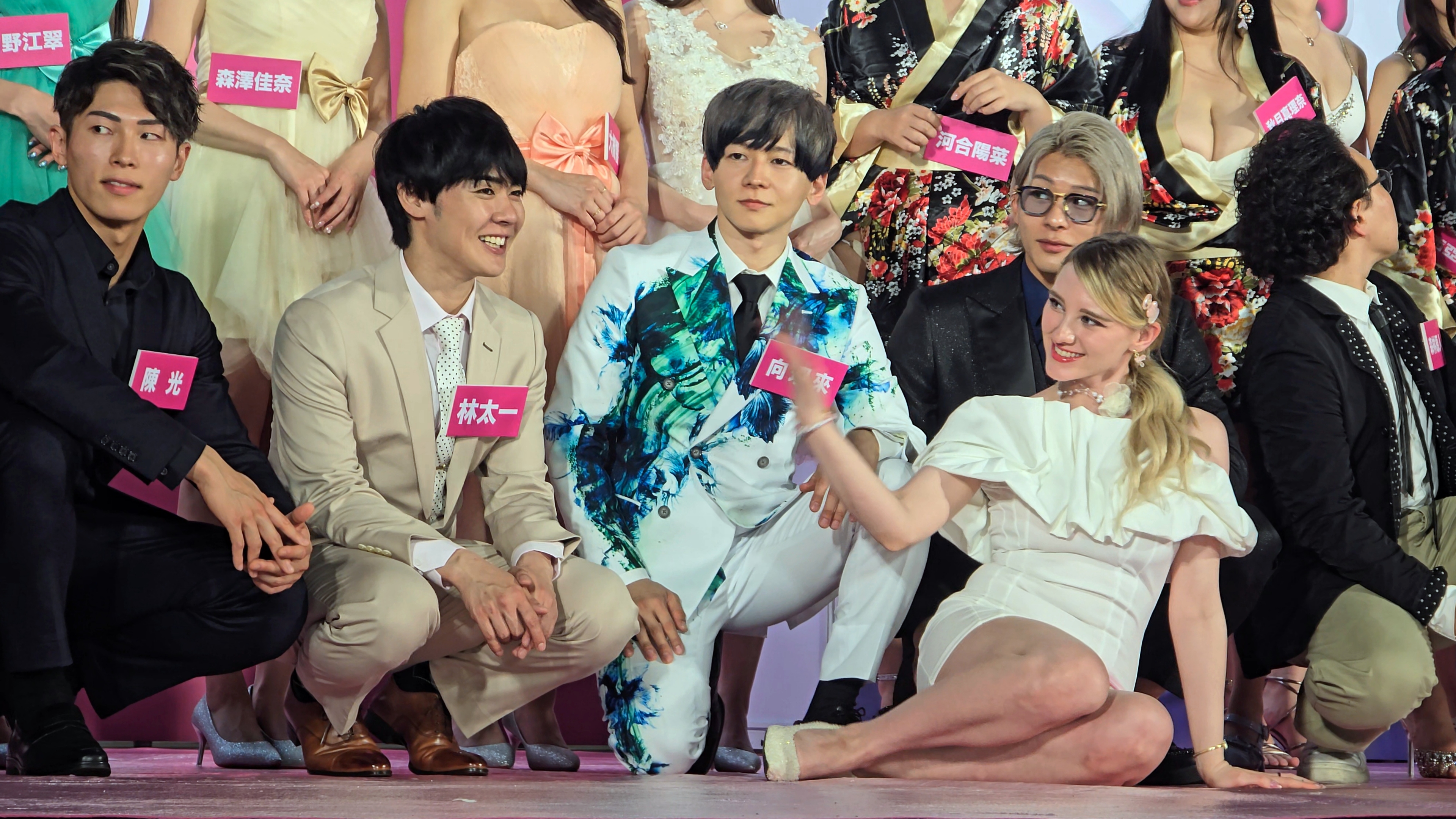 TAE成人展記者會大合照時，性感寶貝Melody Marks跑到最前排側坐，吸引男優們目光注意。