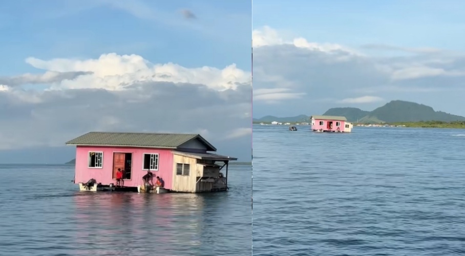 粉紅色木造房屋被摩托艇牽引，沿河漂移，最後順利抵達新村落，架設在新高腳屋基座上。（翻攝自TikTok @siah0004）