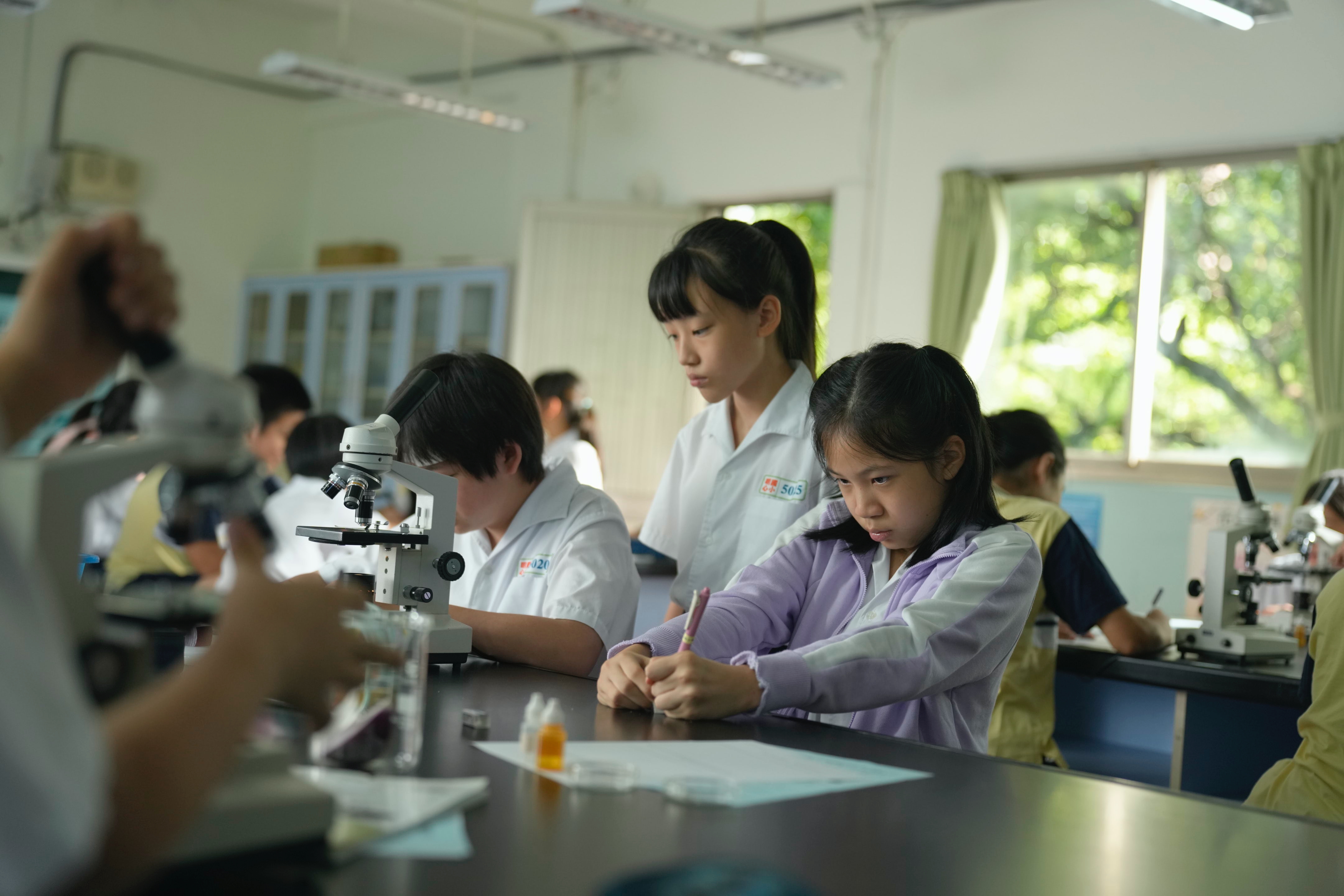 林品彤（右）在《小曉》中飾演過動兒，家庭與學校生活都遇到各種問題。（CatchPlay提供）