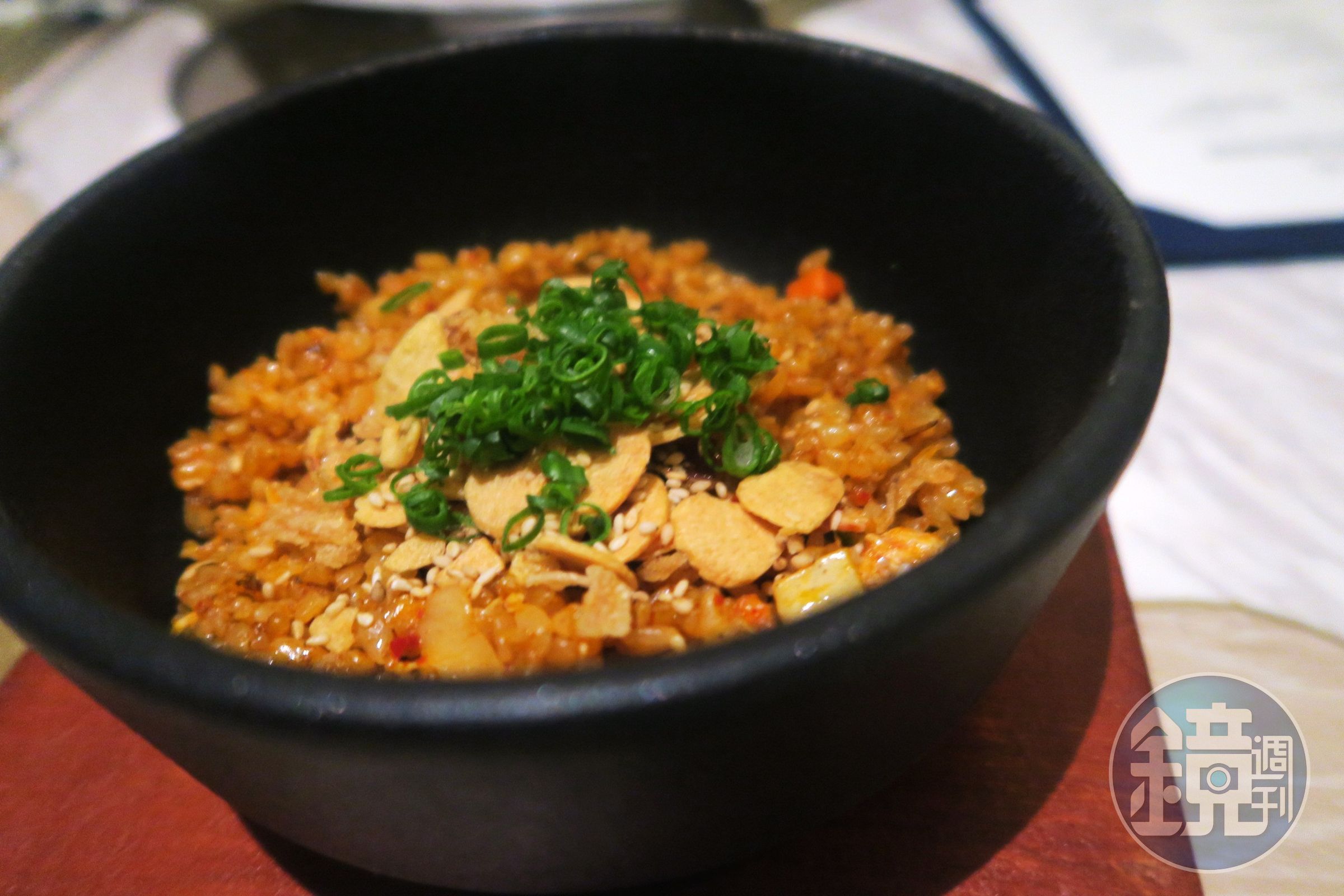 火候掌握恰到好處的「泡菜炒飯」,以蒜片添香。(港幣98元/份,約NT$)