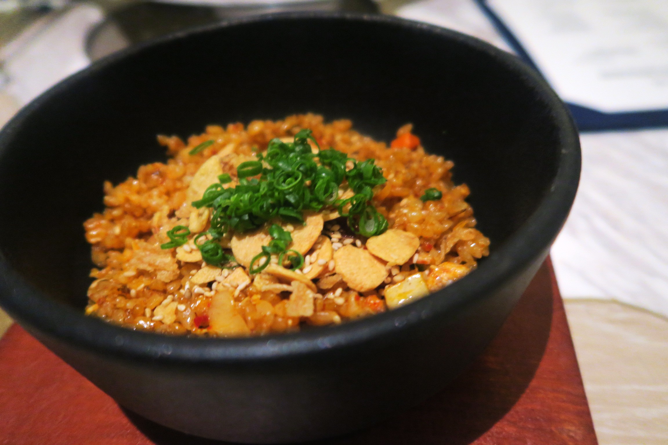 火候掌握恰到好處的「泡菜炒飯」，以蒜片添香。（港幣98元／份，約NT$）