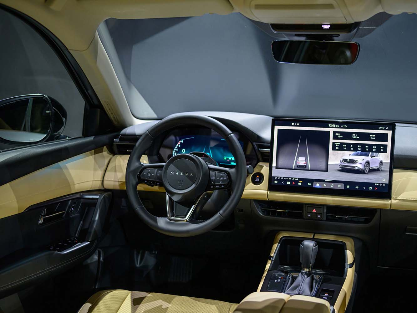 車內依車型配置 12.9 吋或 15.6 吋中央資訊顯示幕,搭配 10.25 吋全數位多功能儀錶及大型前擋投影式全彩 HUD。