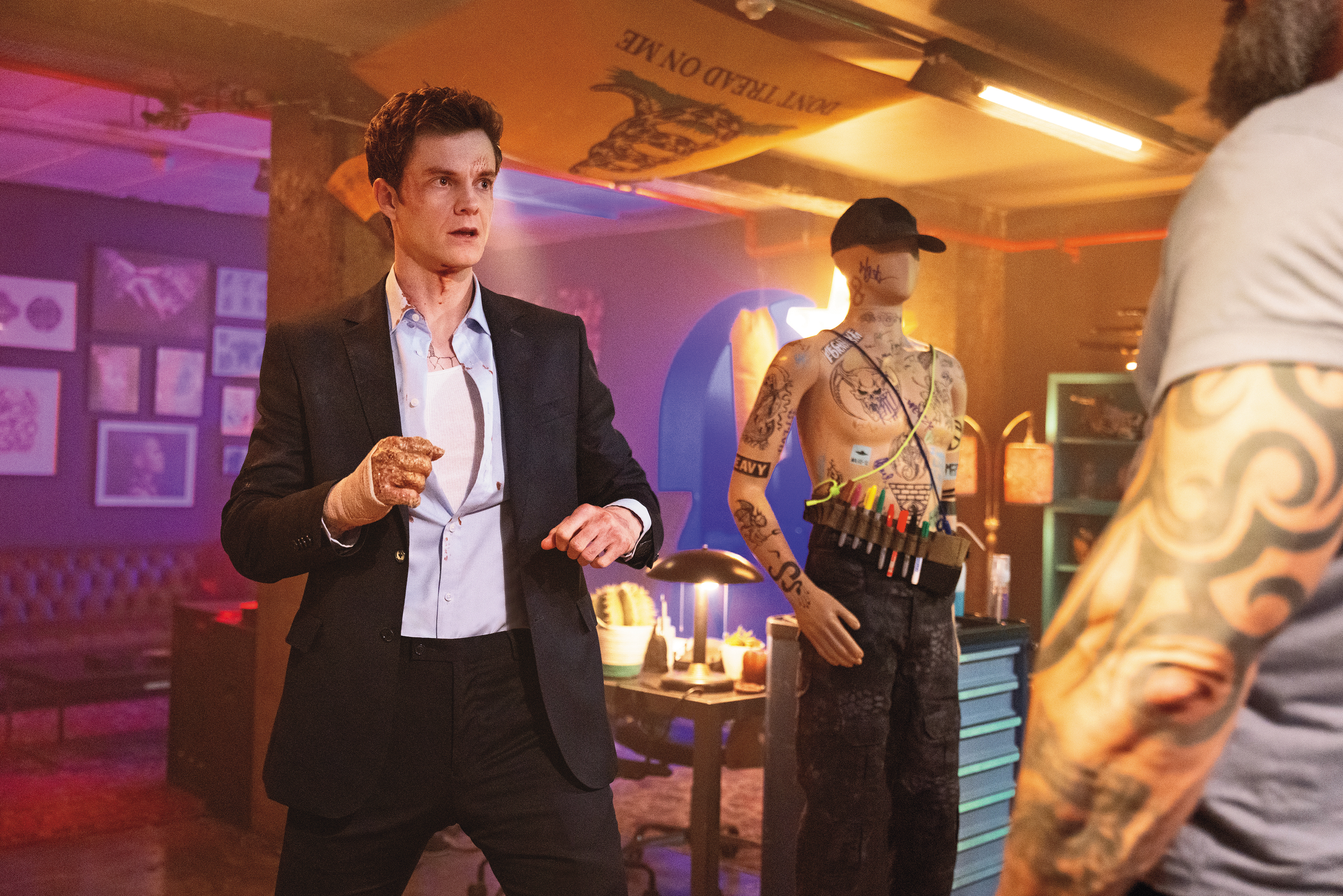 男主角人設天生無痛感，因此片中救女友的動作戲充滿暴力血腥，看得自己都覺得痛。（UIP提供）