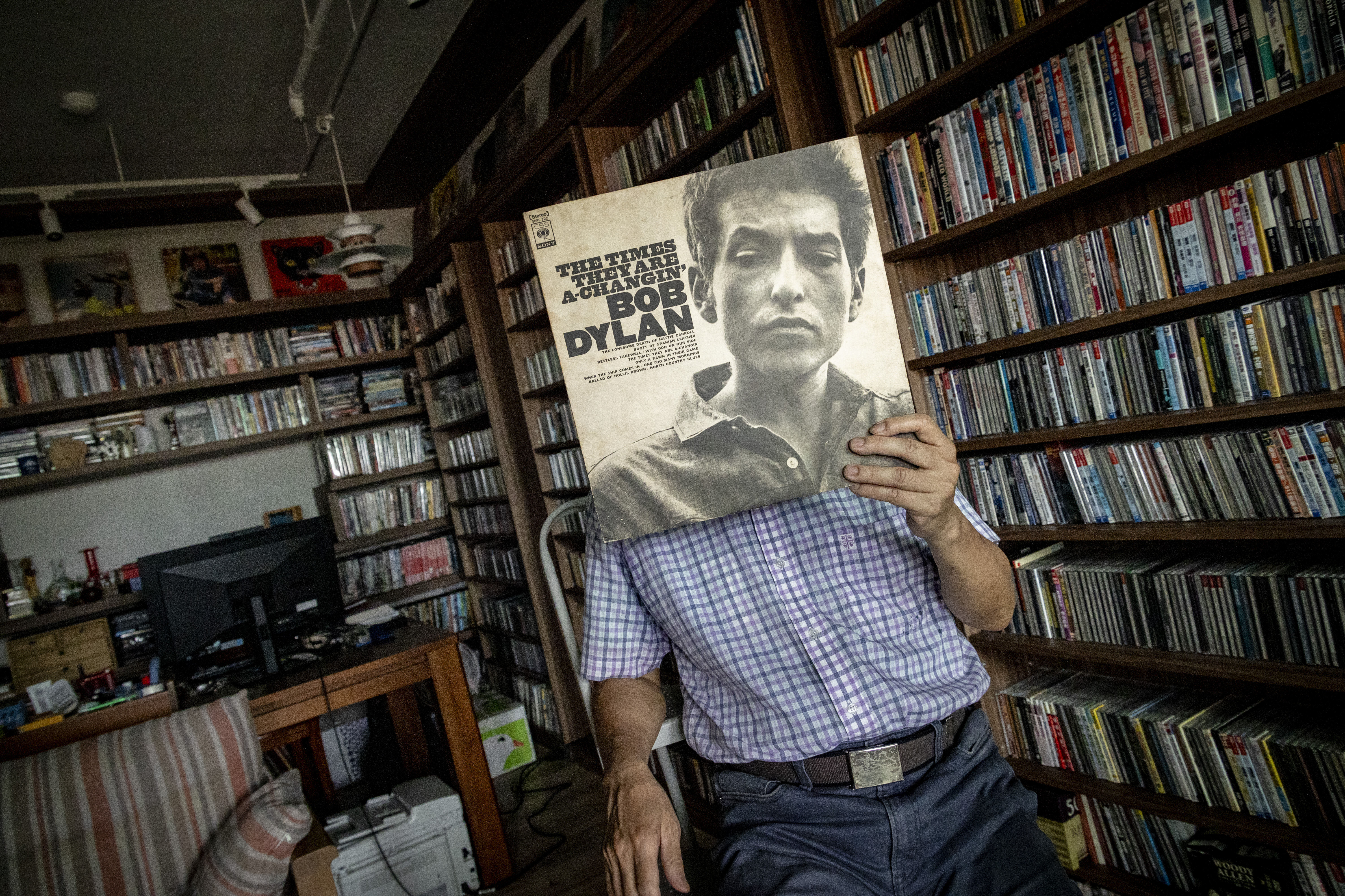 畢恆達不照鏡子，也不愛面對鏡頭，剛好有張巴布・狄倫的黑膠唱片封面可以cover。