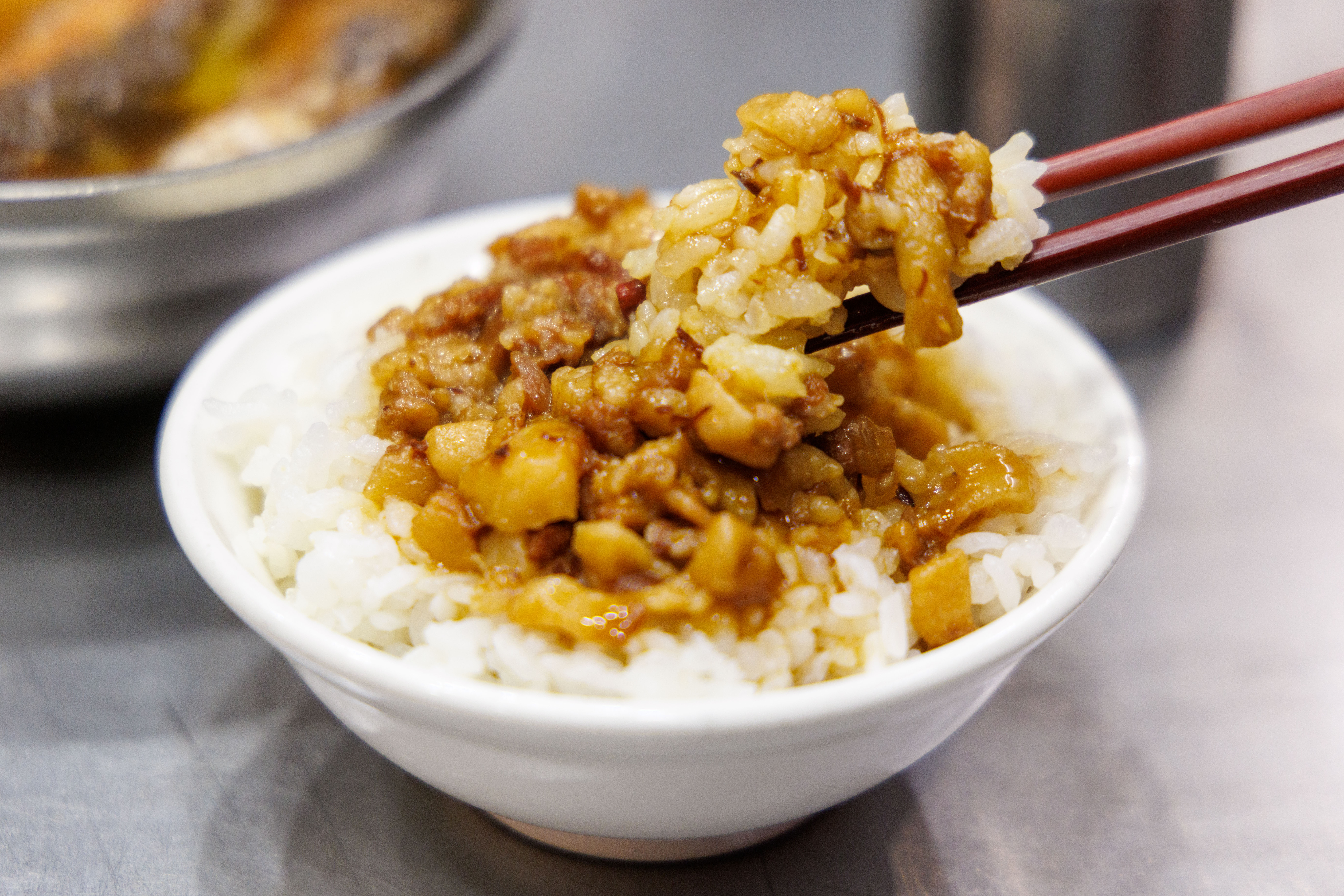 紅燒鰻焿的味道仍和記憶中一樣，只是又漲價了。（100元／碗）