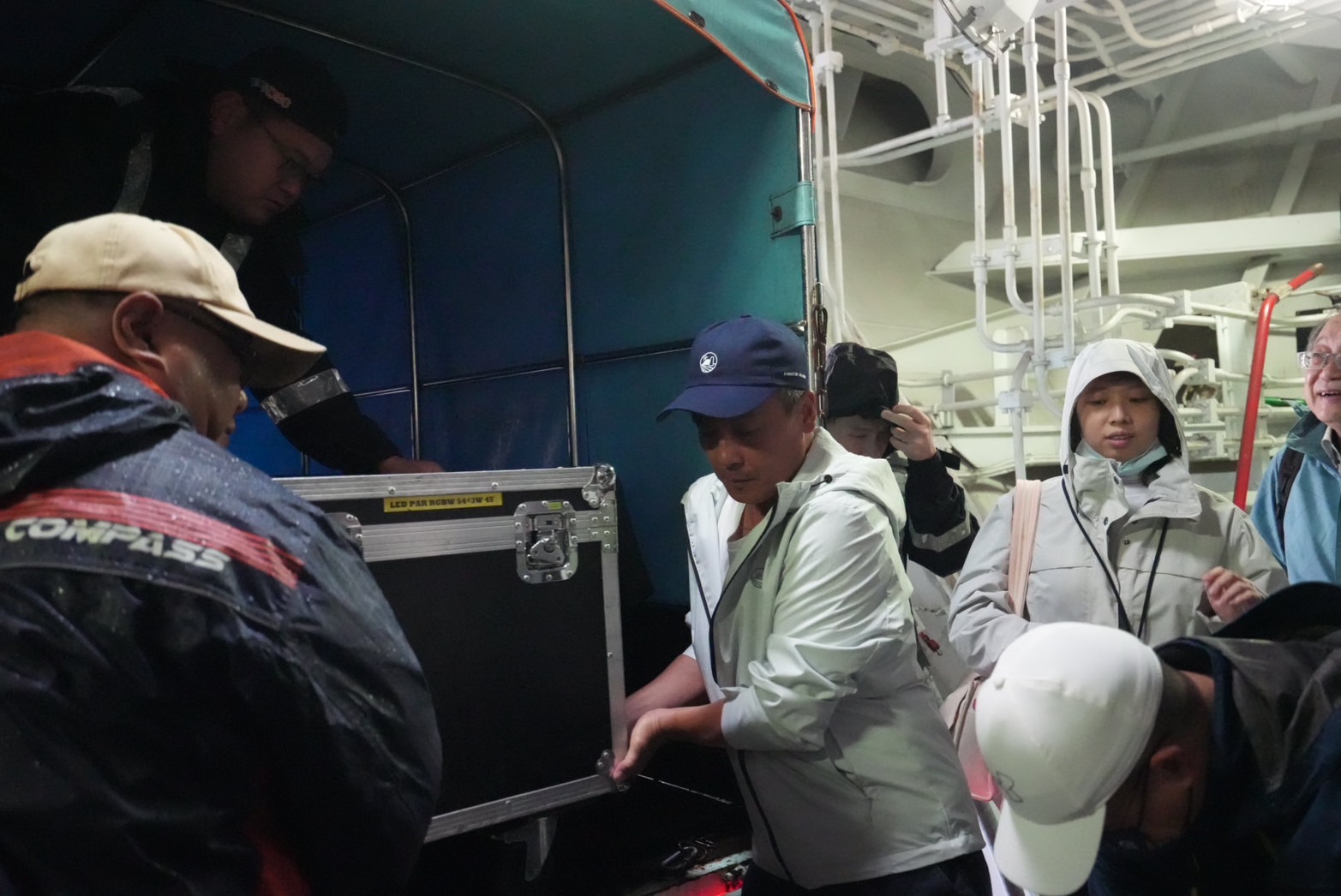 東引鄉林德建鄉長親自幫忙紙風車劇團道具下船。(紙風車劇團提供)