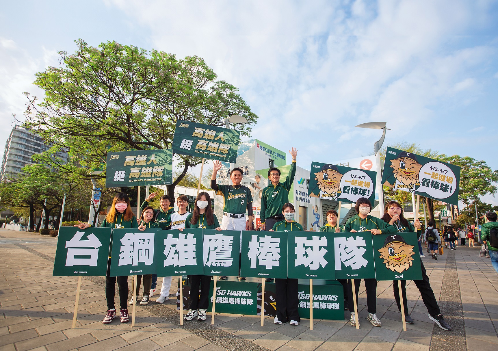 台鋼雄鷹棒球隊站路口宣傳，領隊劉東洋、總教練洪一中邀高雄市民4/5進場看棒球！(攝影／林煒凱)