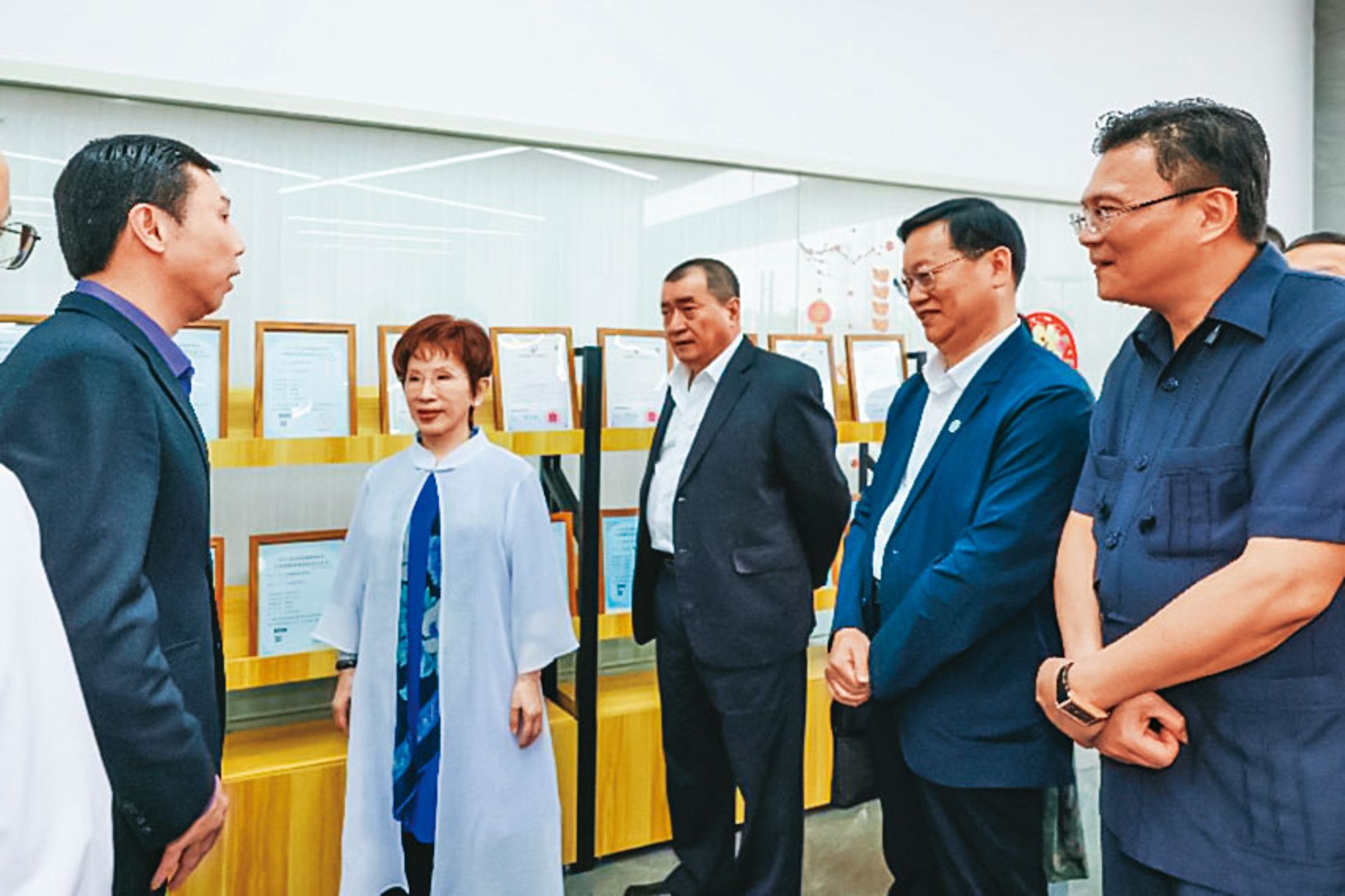 劉憲治(左1)在中國以廣東廣路科技總經理身分,向前國民黨主席洪秀柱(左2)、國台辦、統戰部官員簡報。(翻攝百度)