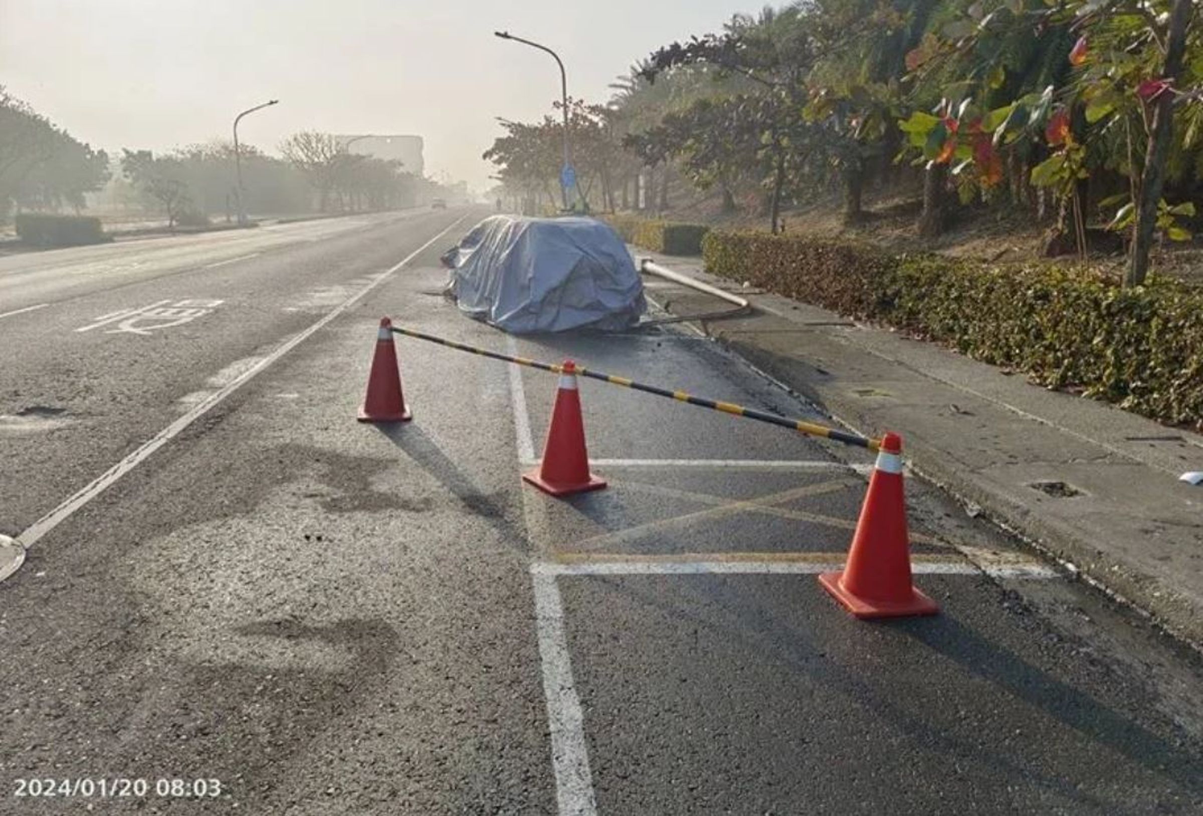 林男駕車載妻兒前往旗津遊玩,卻發生自撞火燒車意外,當時及時脫困。(翻攝畫面)