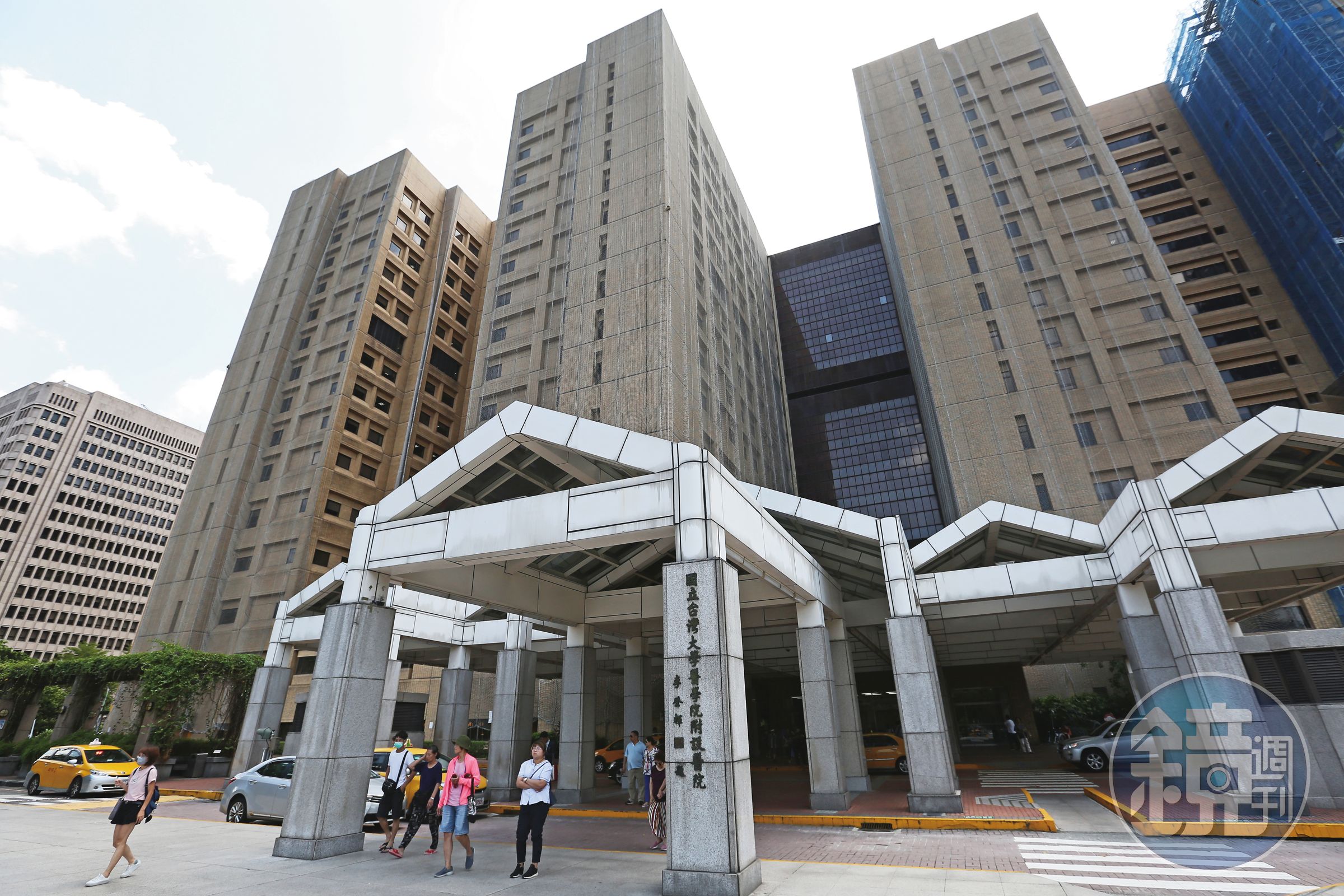 吳明賢轉送台大醫院搶救,醫院證實病況逐漸好轉,正在復原中。