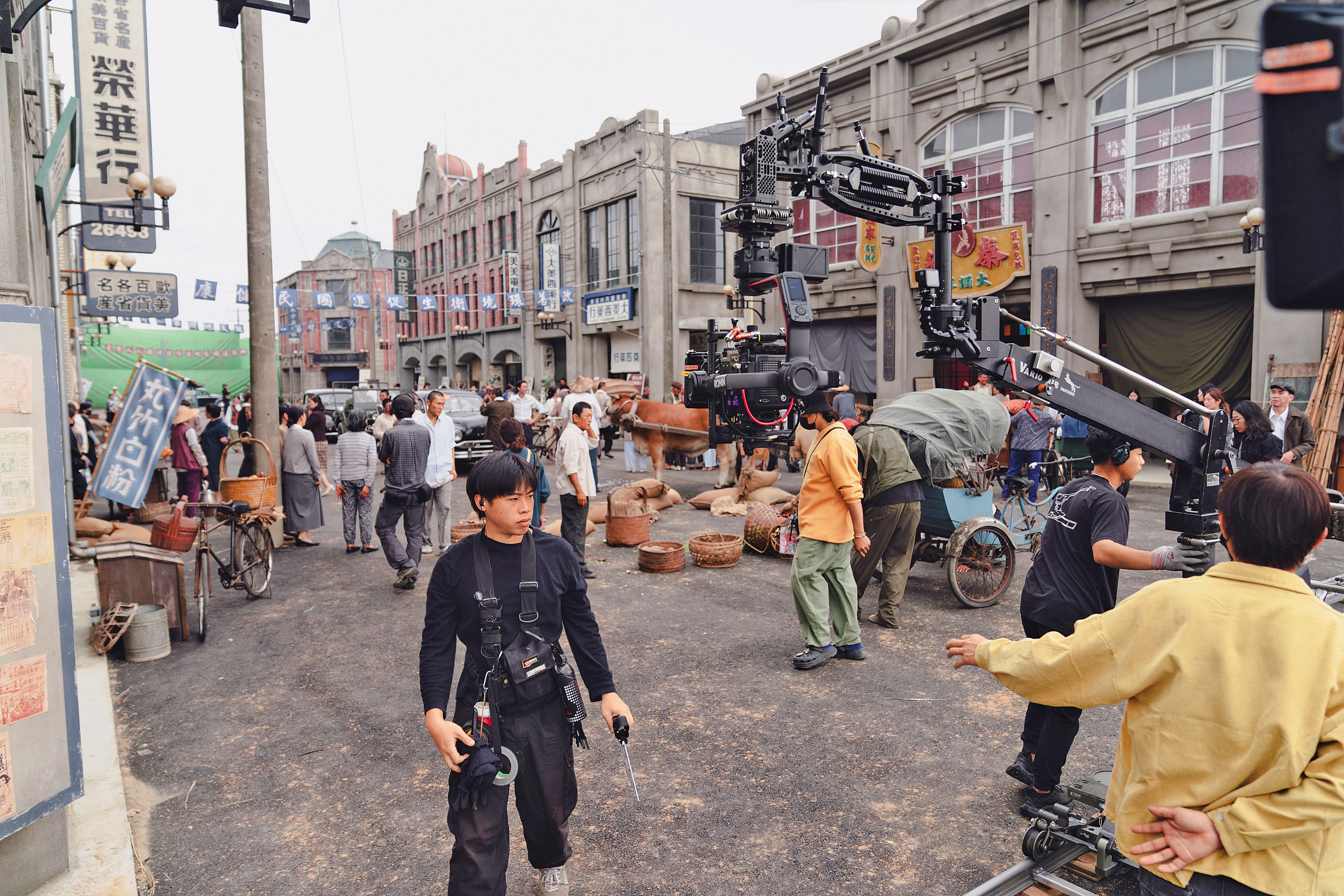 劇組搭設出繁榮的台北榮町商圈，並透過臨演與各種道具呈現1950年代的生活感。（華文創提供）