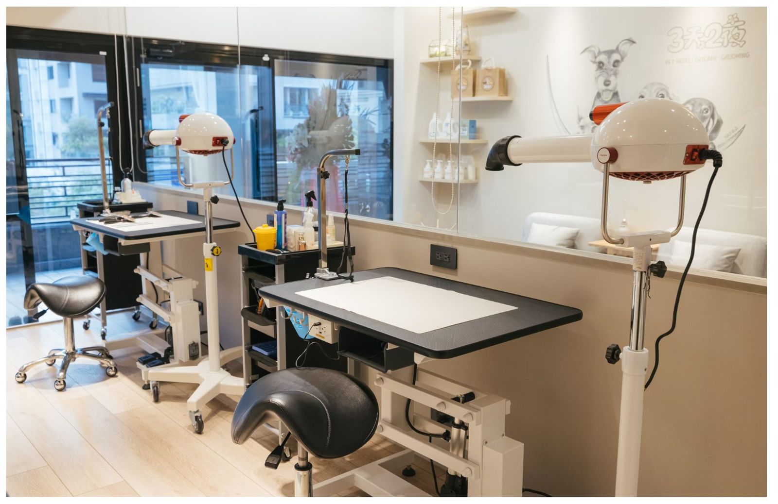 潘慧如當初籌備寵物旅館時十分講究器材。（潘慧如臉書）