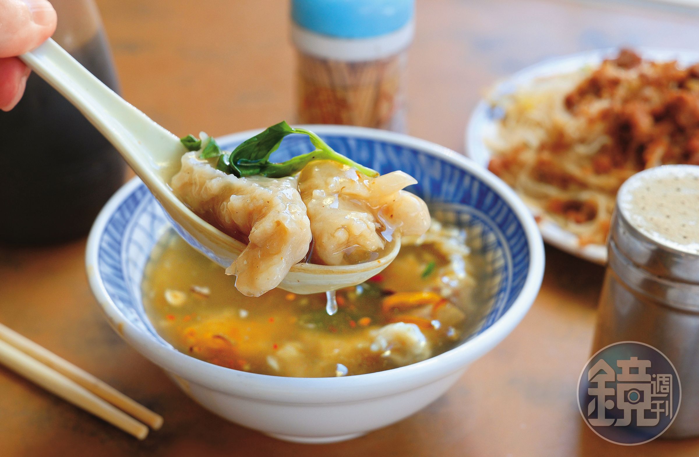魷魚平的「魷魚焿」是以白蘿蔔清湯調製，也可以單點菜頭湯。（90元／碗）