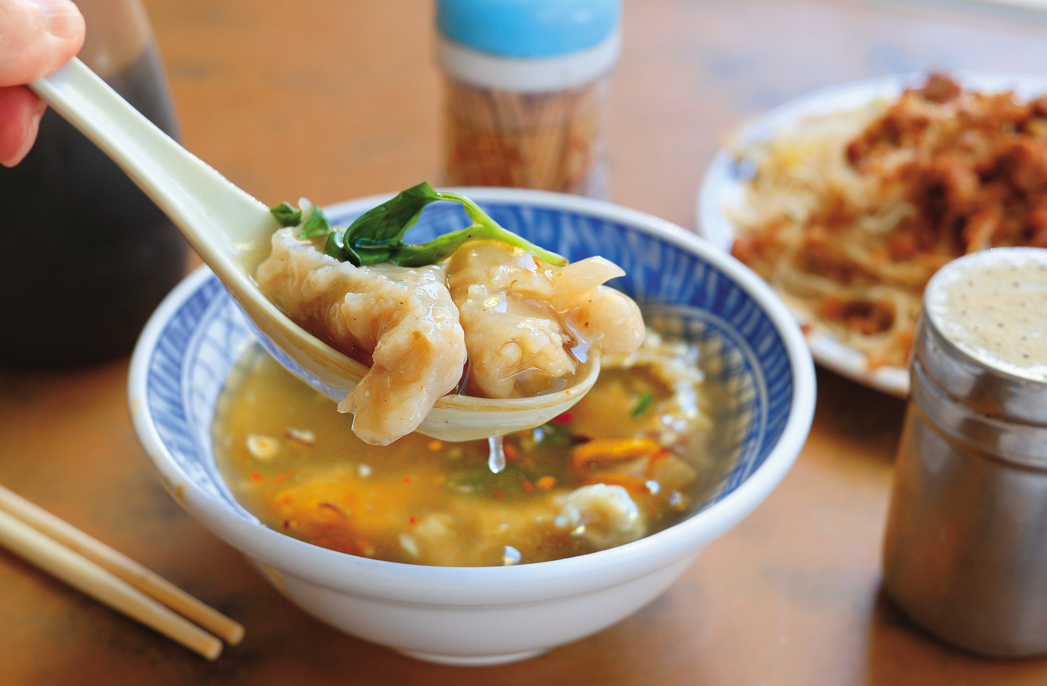 魷魚平的「魷魚焿」是以白蘿蔔清湯調製,也可以單點菜頭湯。(90元/碗)