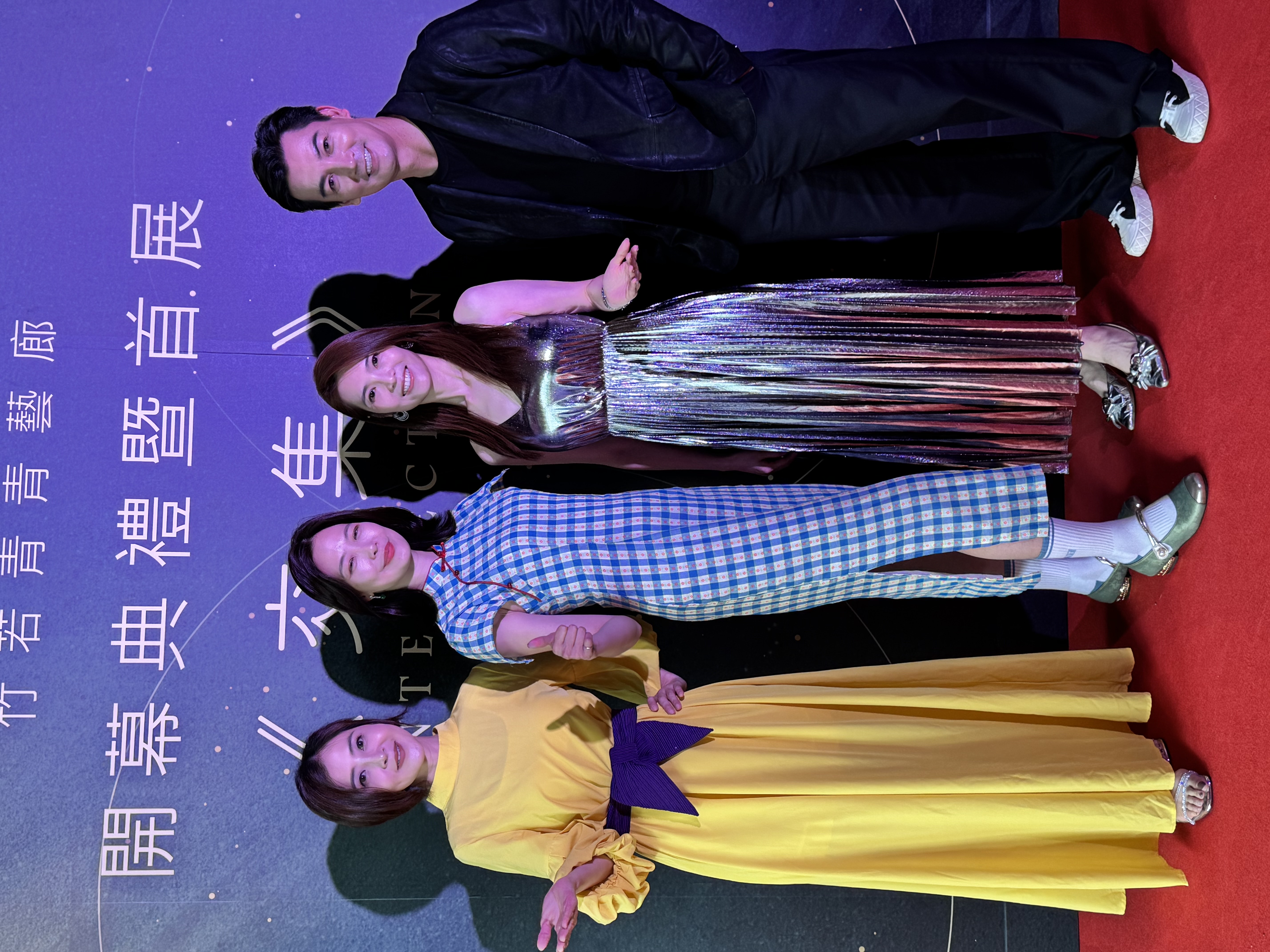 李亮瑾和姚采穎是台藝大學姊學妹出席伊正夫妻畫廊開幕。