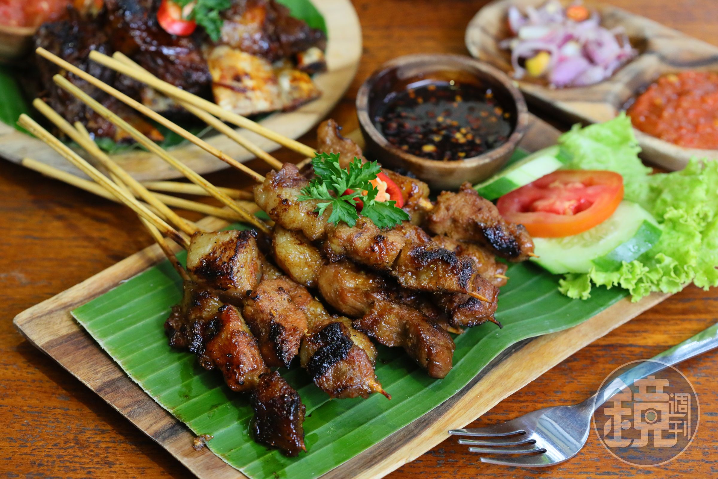 肥瘦相間的豬肉沙嗲「Sate Babi Ala Wpk」，充分展現燒烤功夫。（10萬印尼盾／份，約NT$203）